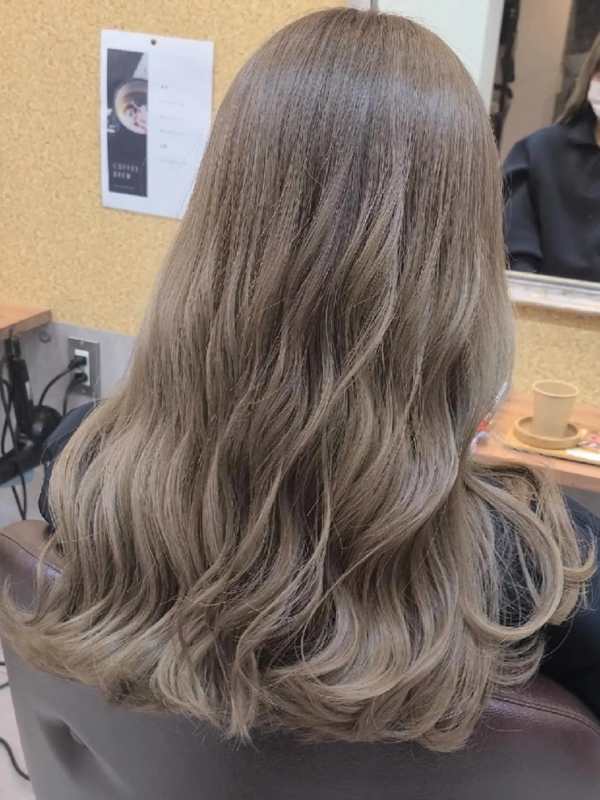 セミロング カット ヘアカラー トリートメント ブリーチカラー🌈 嘉名 真樹のヘアスタイル