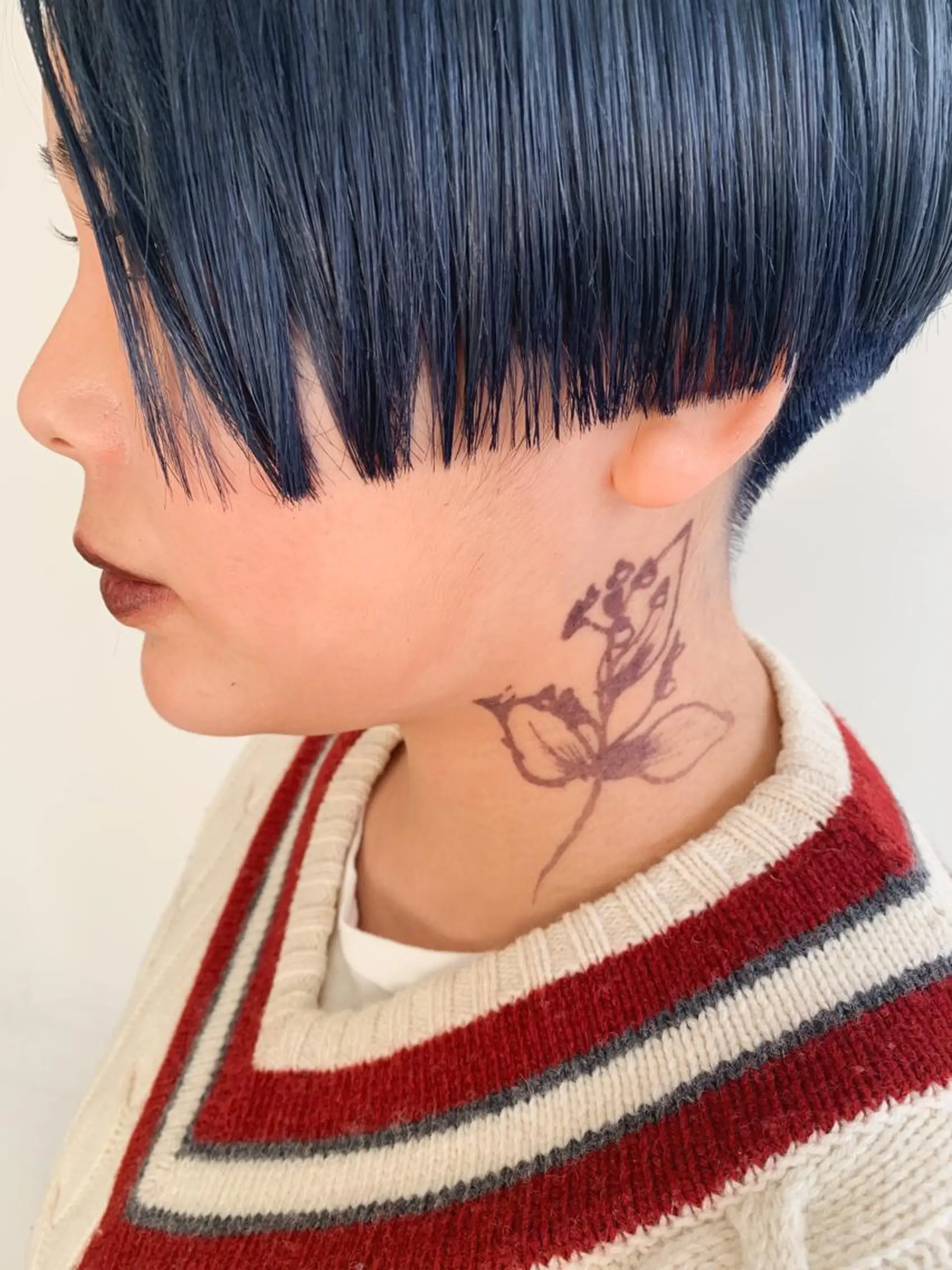 カラー ネイビーカラー ボブ nuu所属・💜ショート💜 ウルフ、ボブ二色亜美のヘアスタイル