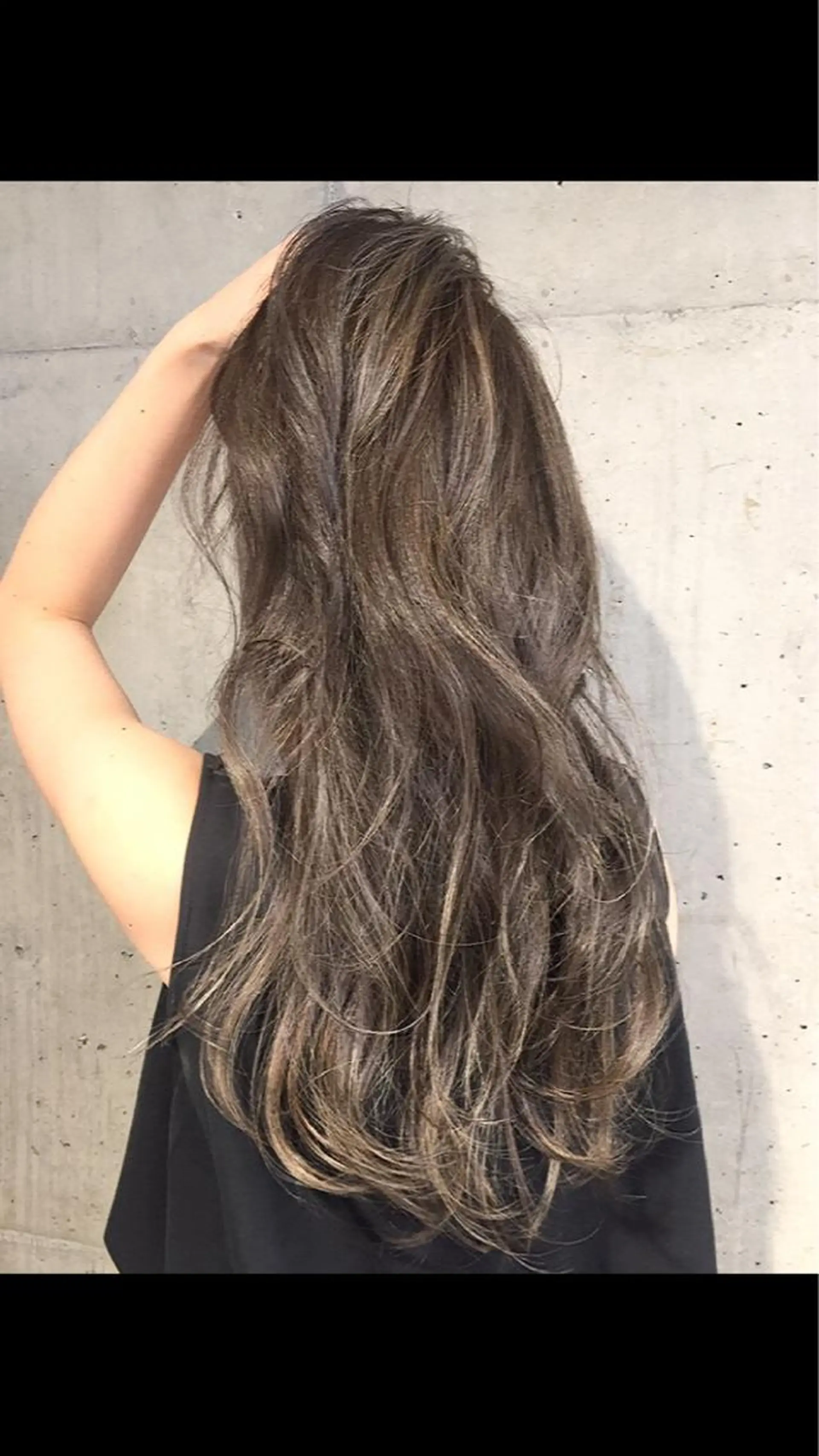 ロング カラー ヘアアレンジ グレージュ ハイライトカラー ハイライト FOLK所属・白髪ぼかしハイライト バレイヤージュヤマトのヘアスタイル