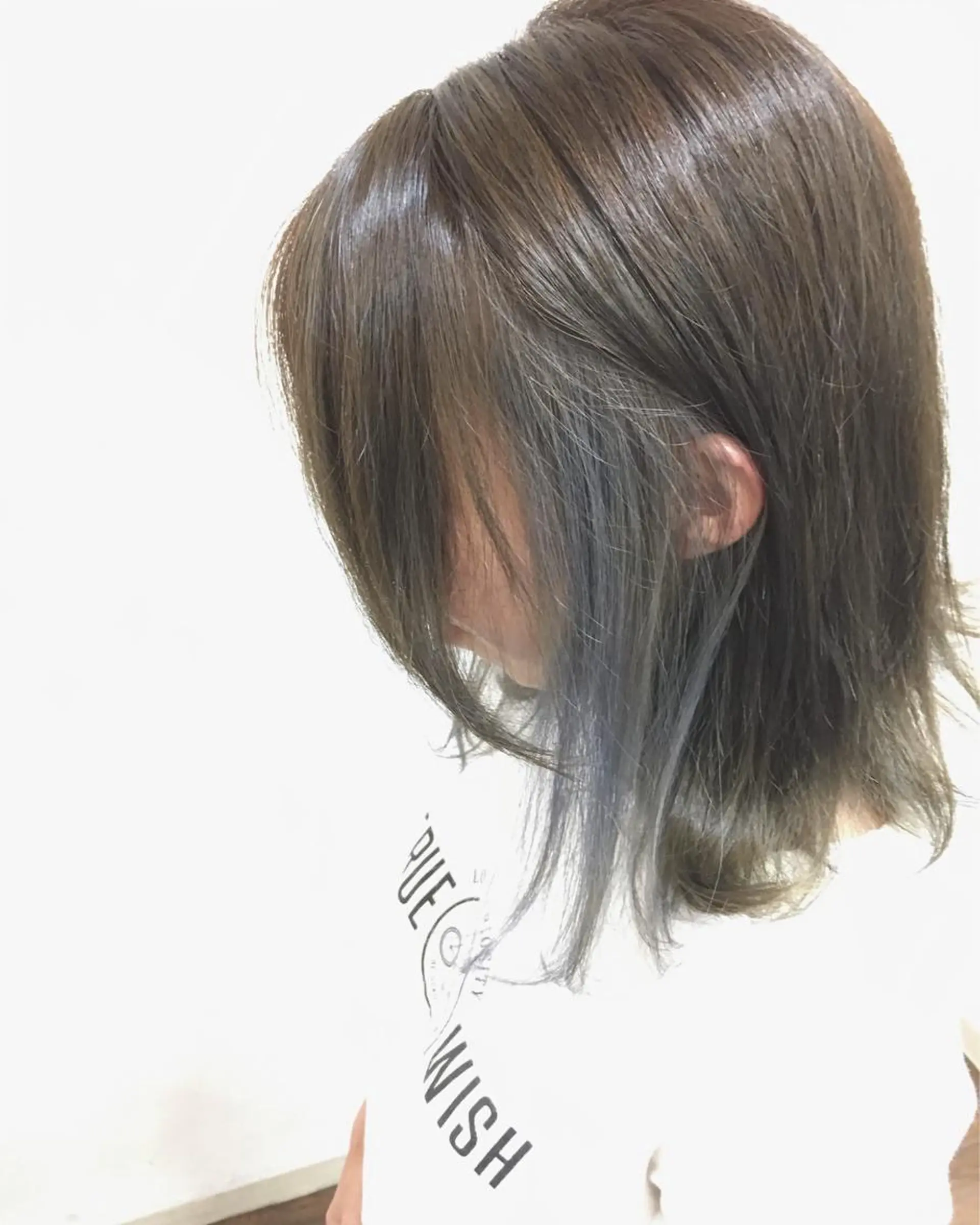 ミディアム カラー アッシュ ブリーチ インナーカラー シルバー ヘアカラー GLAD 萩原のヘアスタイル