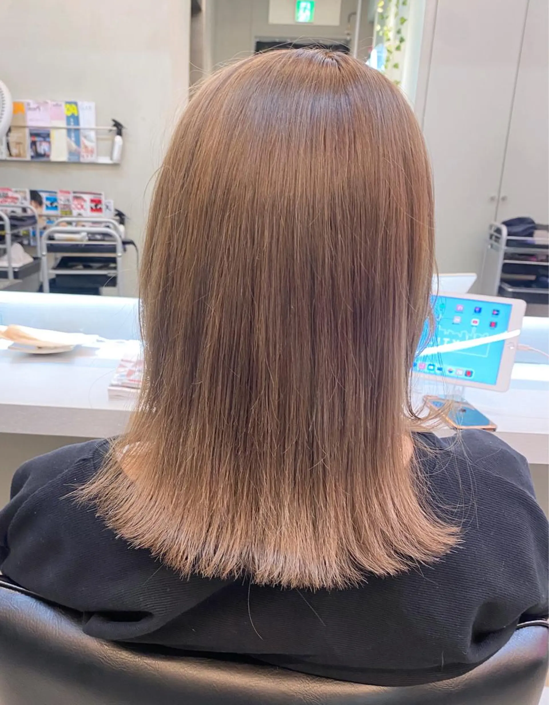 ミディアム カラー 岡野 静華のヘアスタイル