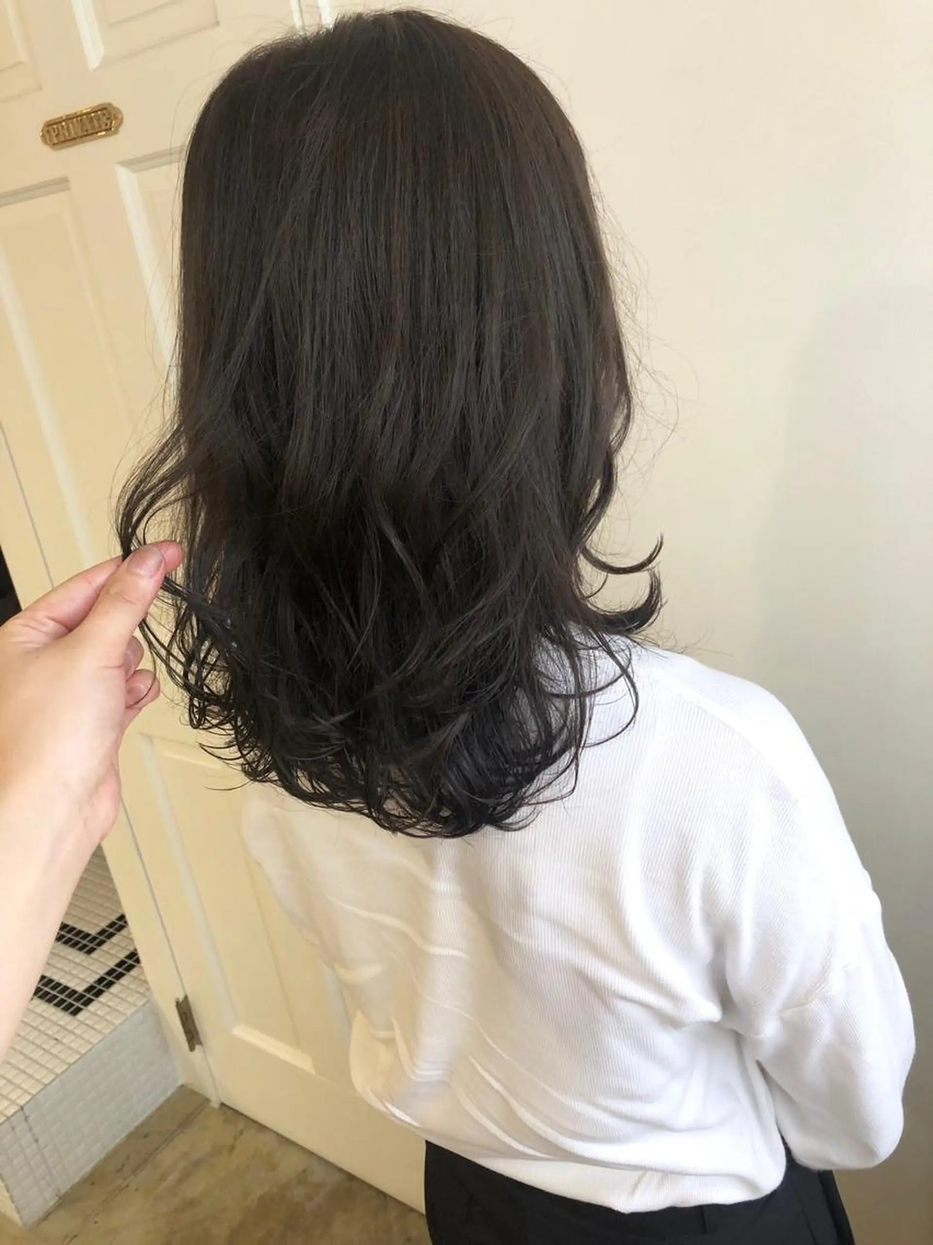 セミロング カラー カット ヘアカラー トリートメント MIOベージュカラー 柔らかいカラーのヘアスタイル