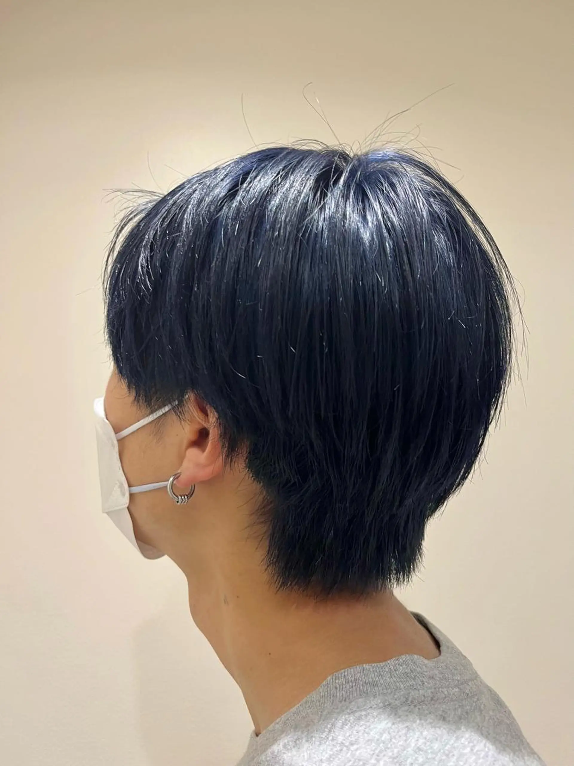 カラー メンズ メンズブリーチ アッシュ 黒髪 ブリーチ ブルーカラー 森田翔斗 顔周りレイヤーのヘアスタイル