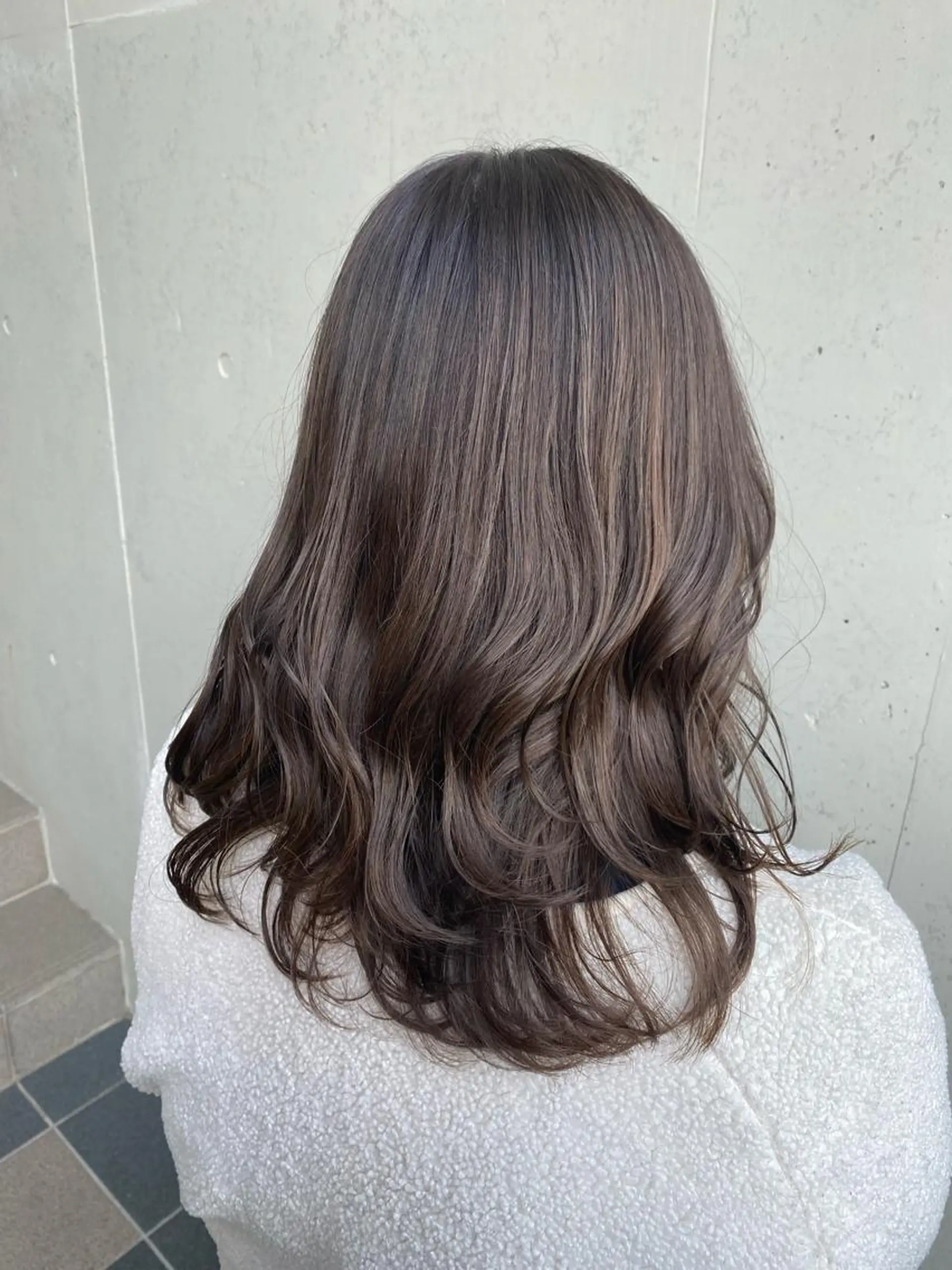 ミディアム カラー 透明感カラー グレージュ ハイライトカラー ハイライト エクステ／インナー カラー 礒野朱里のヘアスタイル