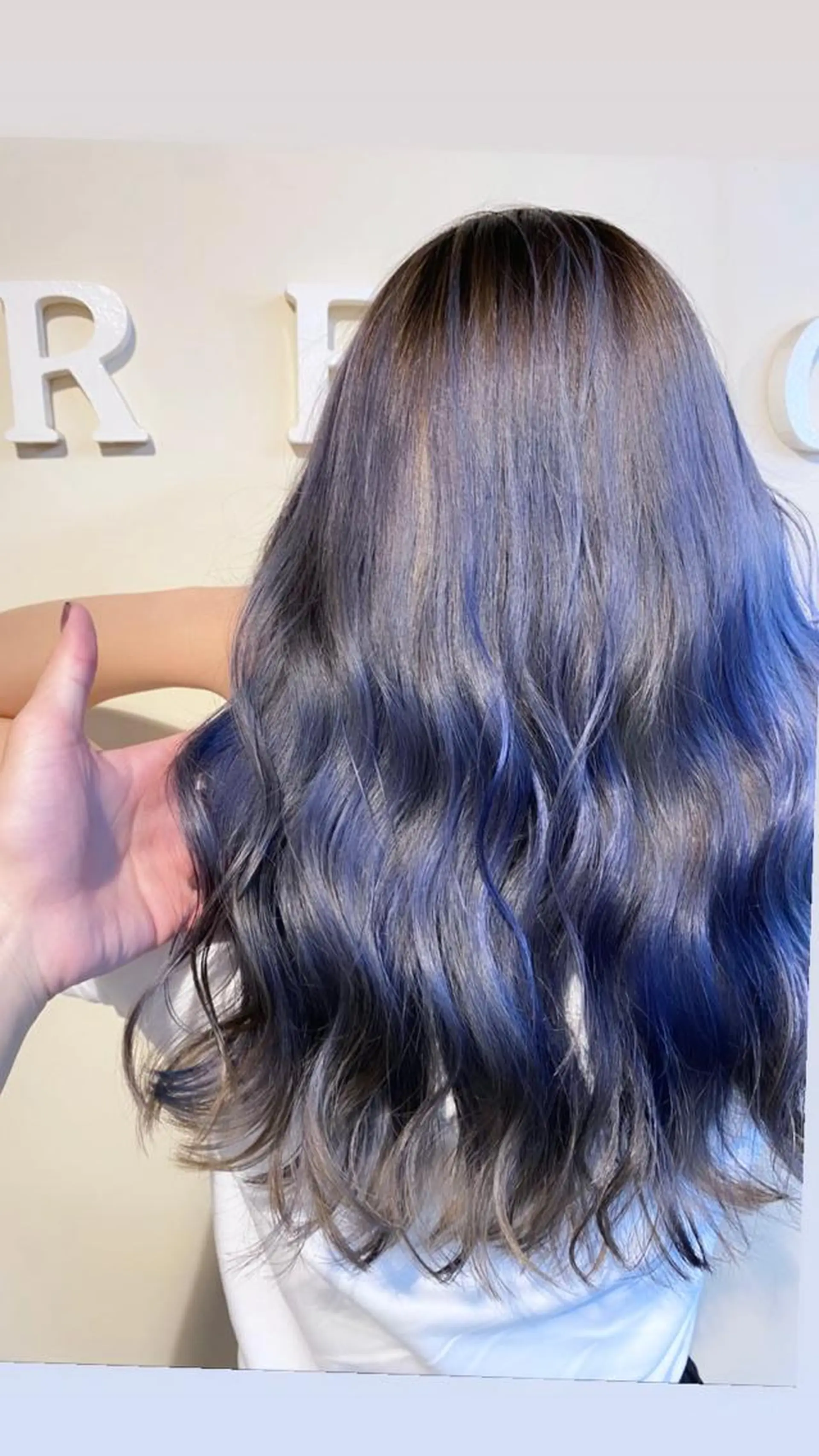 ロング アッシュ 🌈8月末までシャ イン輝きハイトーン✨のヘアスタイル