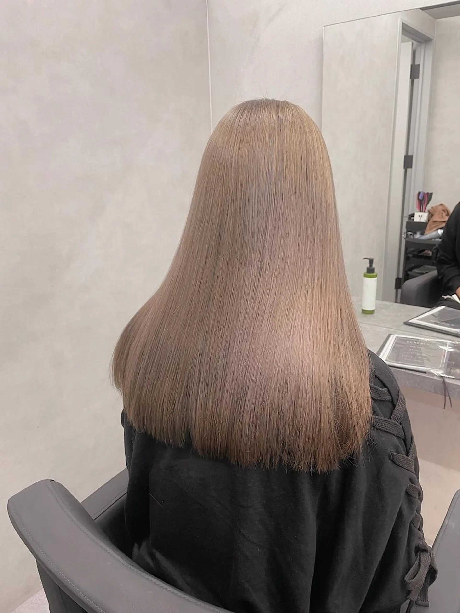 ロング アッシュ ikuma/ ミルクティーのヘアスタイル