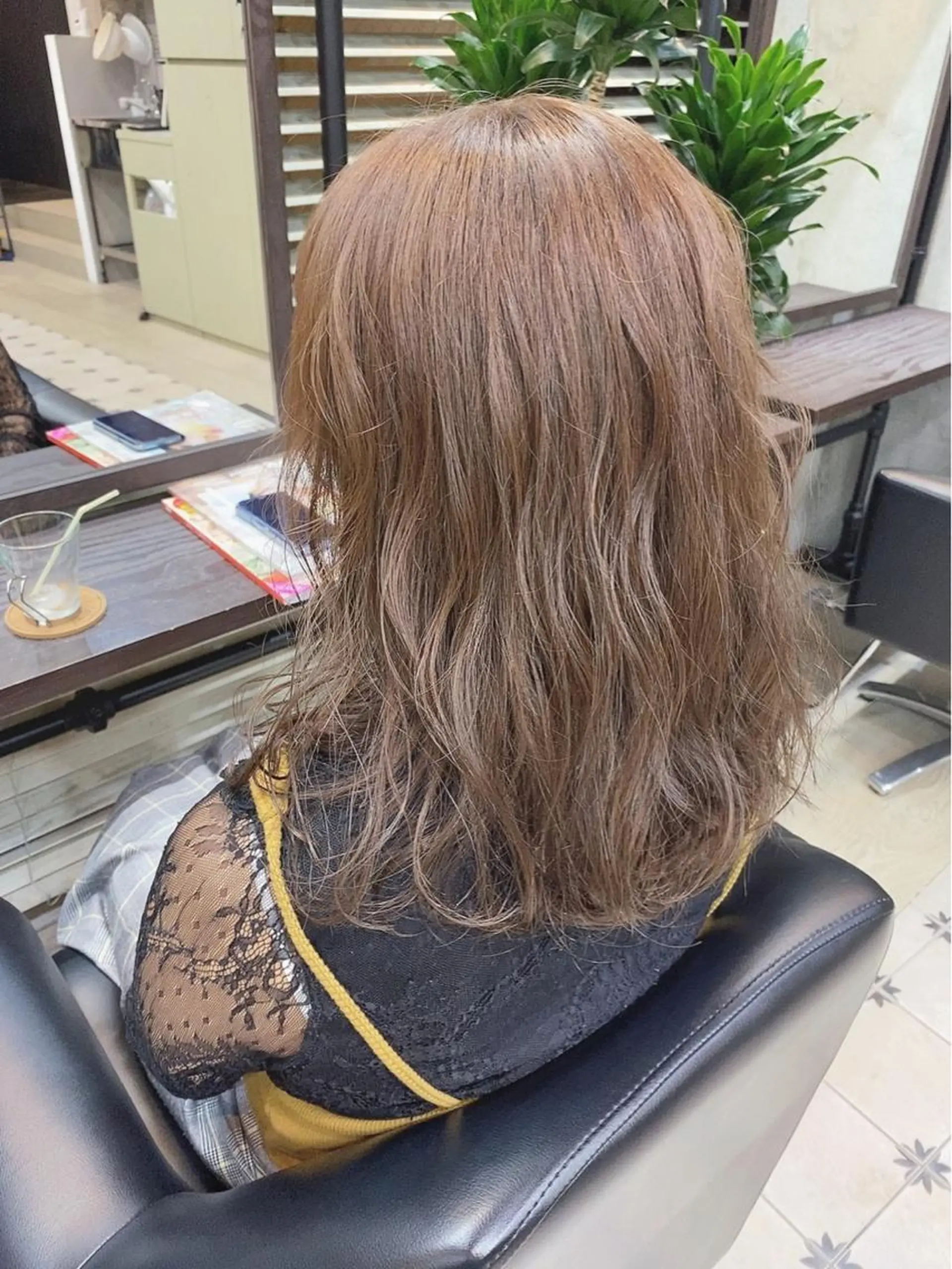 セミロング カラー ベージュカラー ブリーチ 透明感カラー ミルクティーベージュ ブリーチなしカラー 韓国ヘア☁️ mitsukiのヘアスタイル