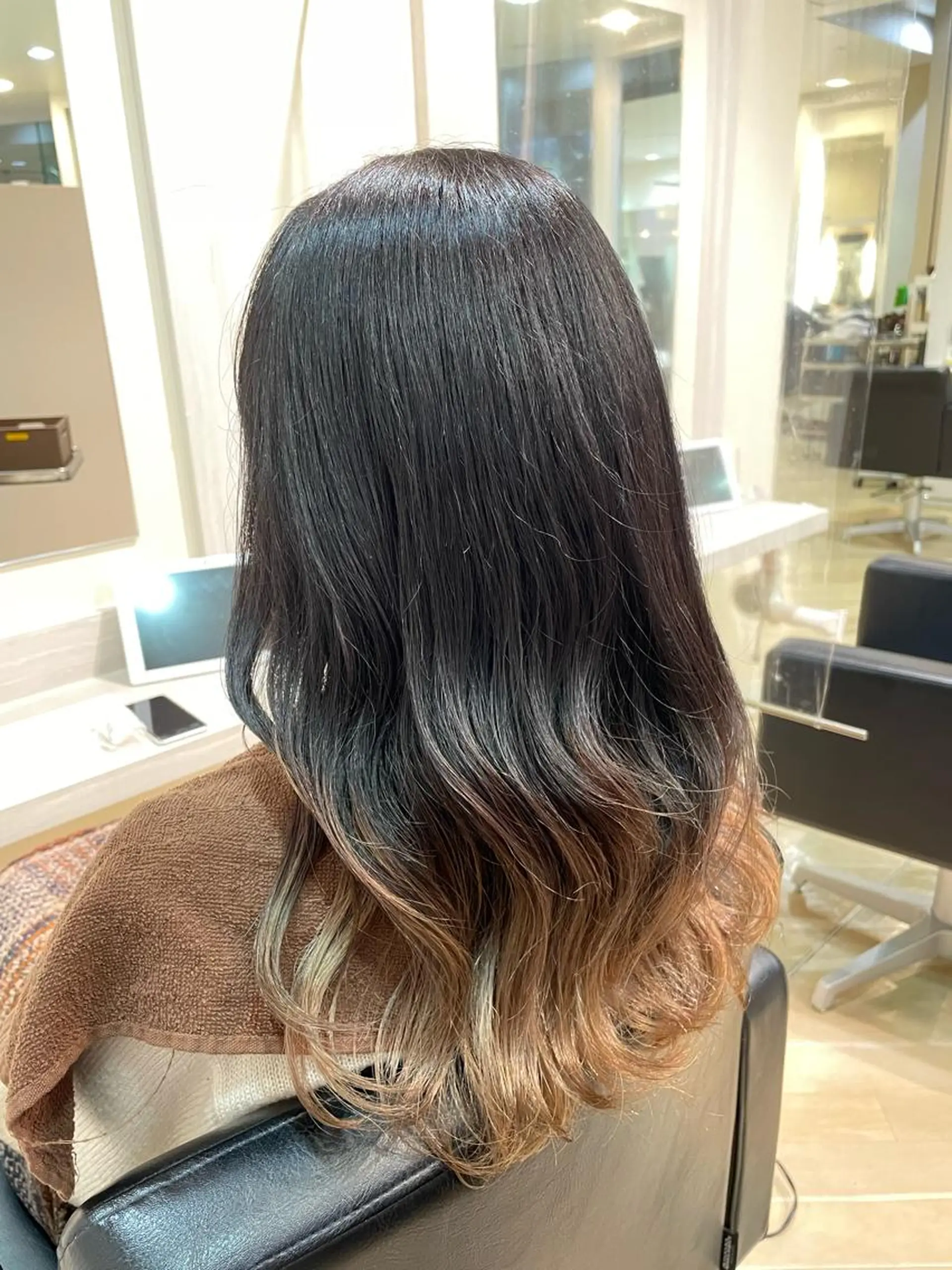 セミロング カラー 抜きっぱなしブロンド グラデーションカラー 縮毛矯正 ヘアカラー 色川 優斗《髪質改善》のヘアスタイル