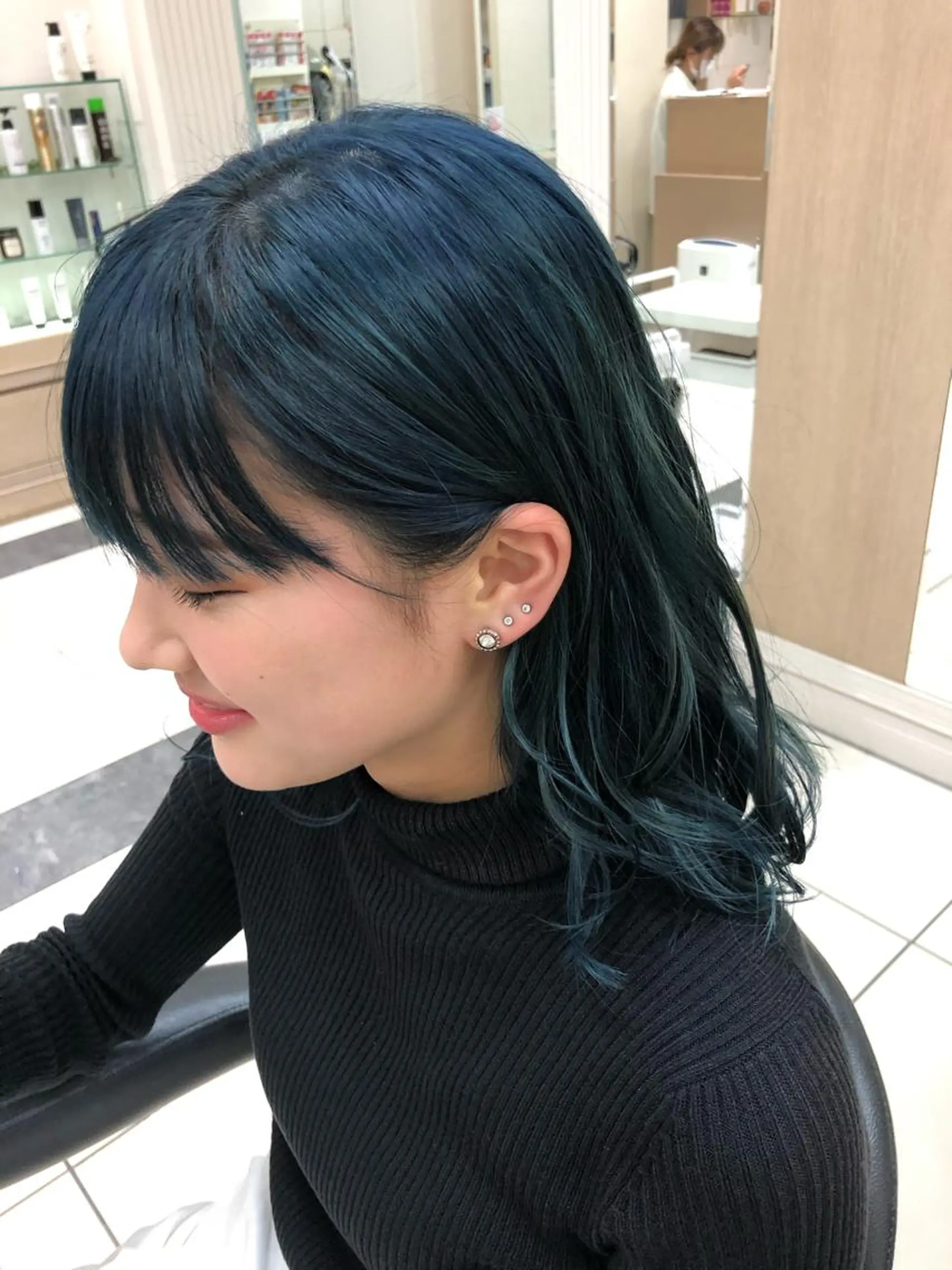 セミロング カラー ブリーチ ブルーカラー 渕向 克海のヘアスタイル