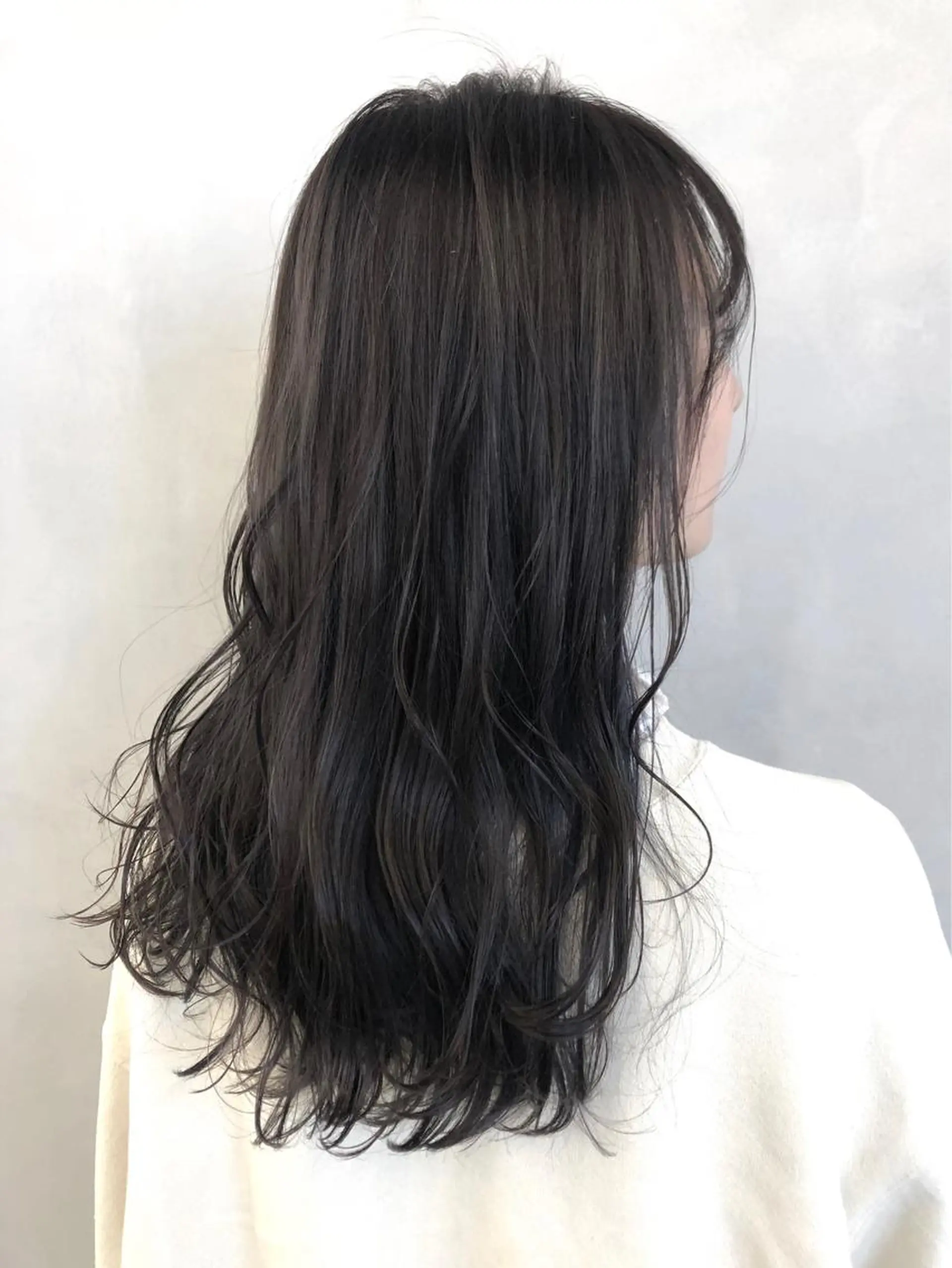 セミロング カラー 艶ハイトーンブリーチ 🌈小林侑雅のヘアスタイル