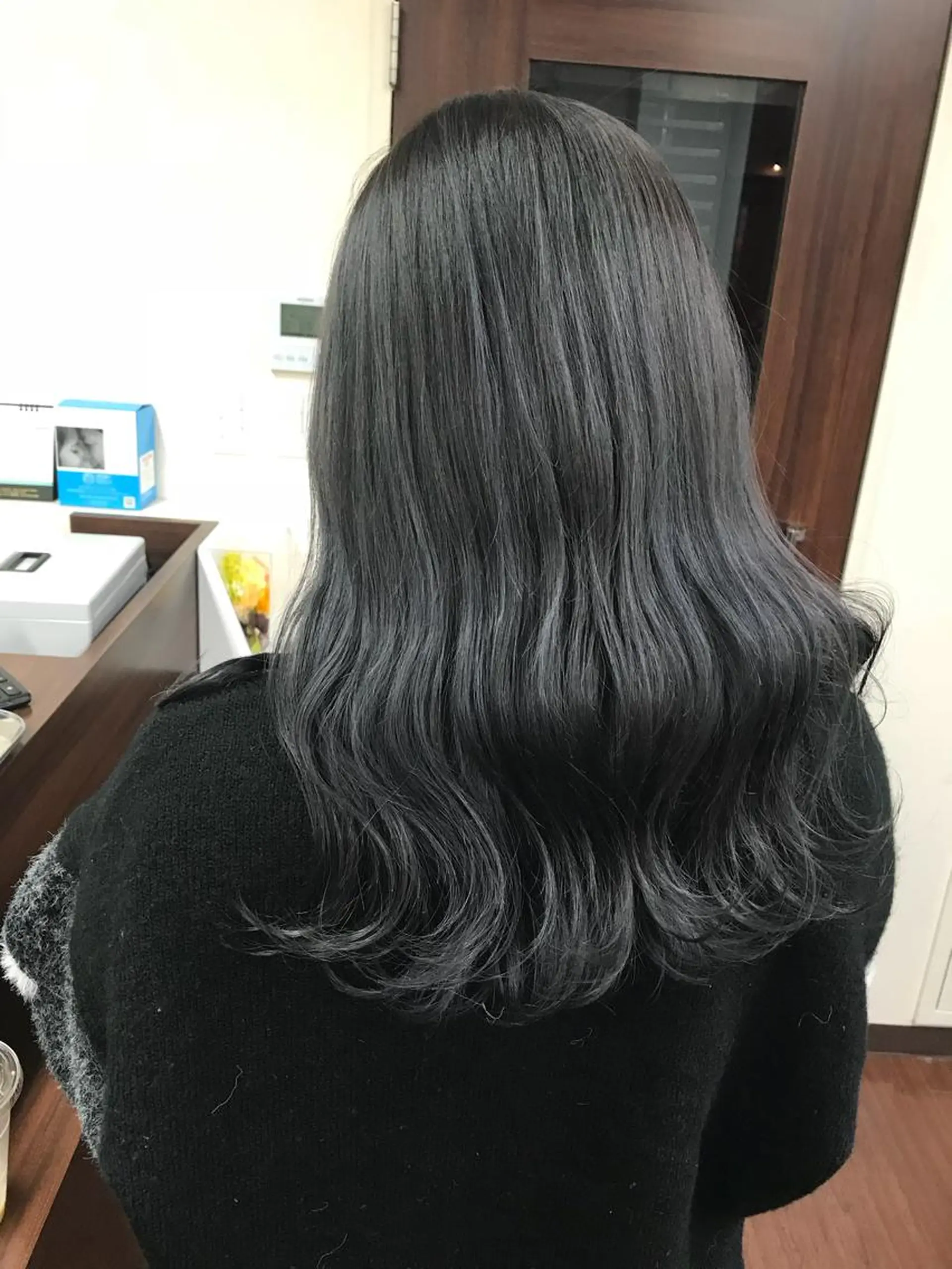 セミロング カラー ブルーカラー ブルージュ メンズハイトーン メンズバレイヤージュのヘアスタイル