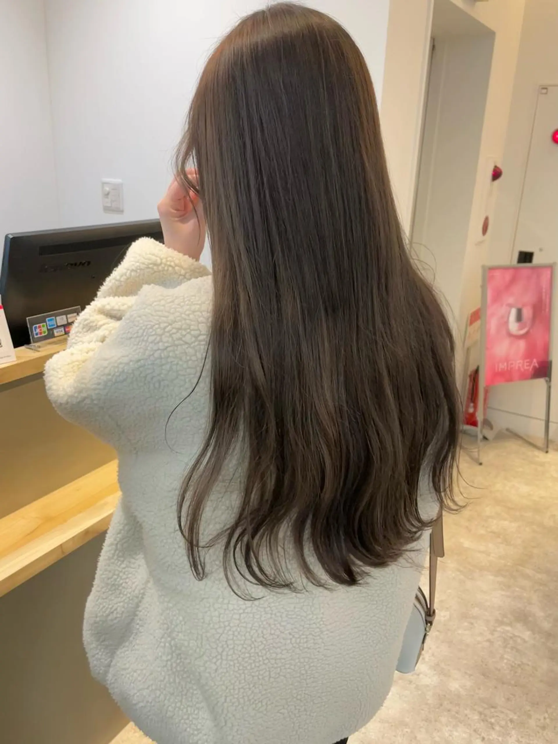 ロング カラー ベージュカラー ブリーチ 岩戸 新のヘアスタイル