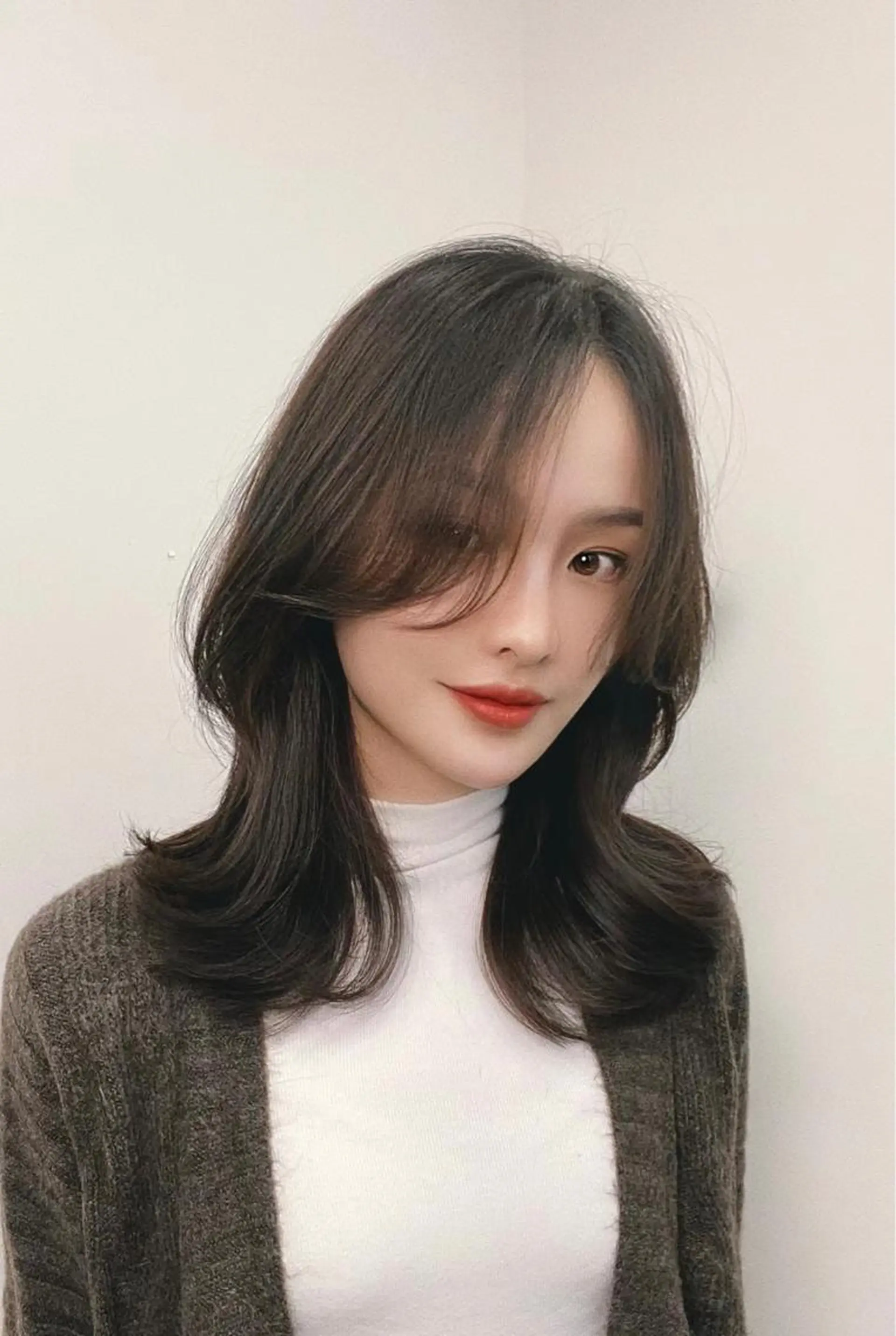 ミディアム カラー ブリーチ イヤリングカラー グレージュ 韓国風カラー ブリーチなしカラー カット ヘアカラー トリートメント 鈴木 一貴のヘアスタイル