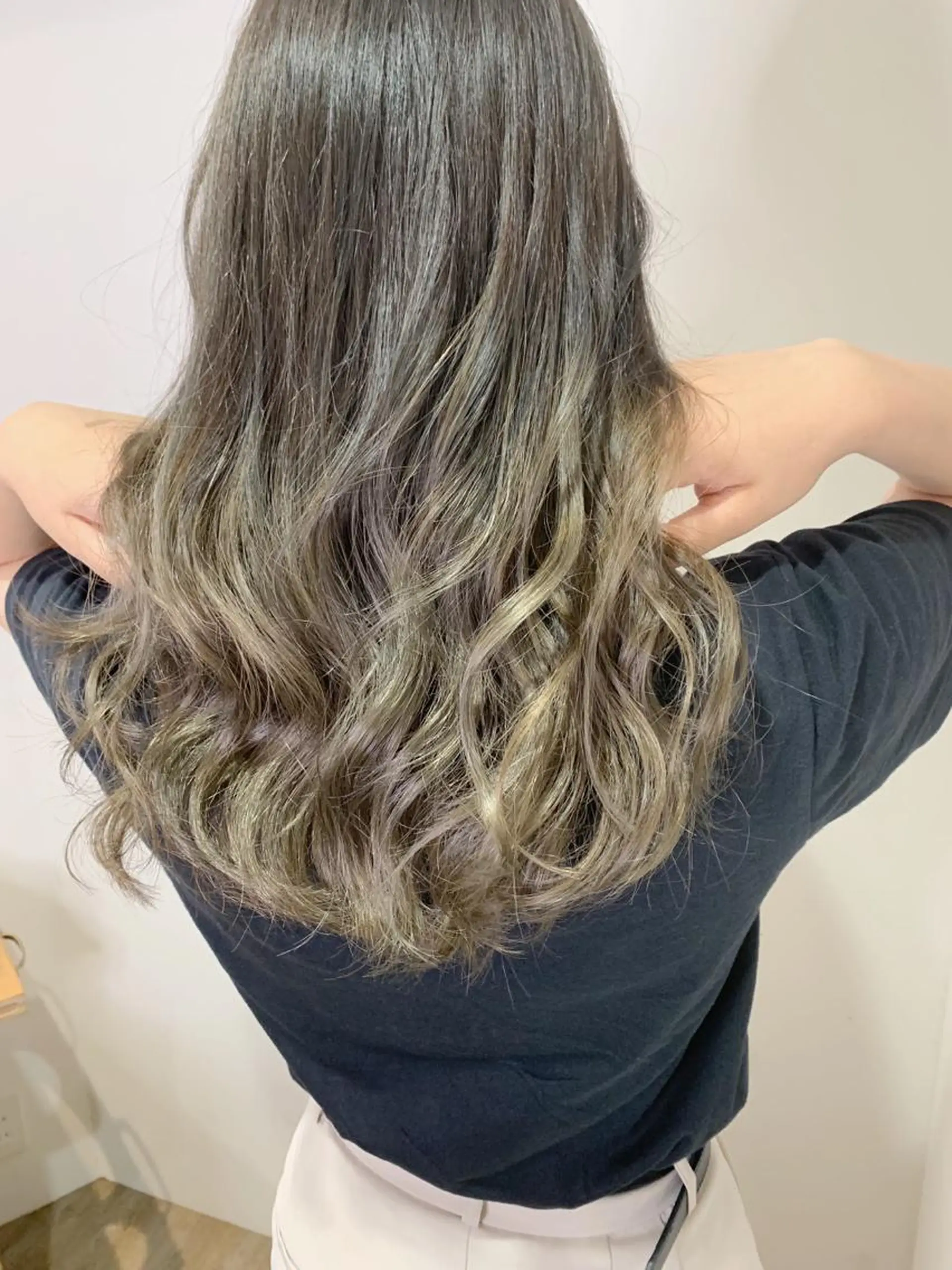 セミロング カラー ベージュカラー グラデーションカラー オリーブベージュ ヘアカラー トリートメント エクステ KAZUMAのヘアスタイル