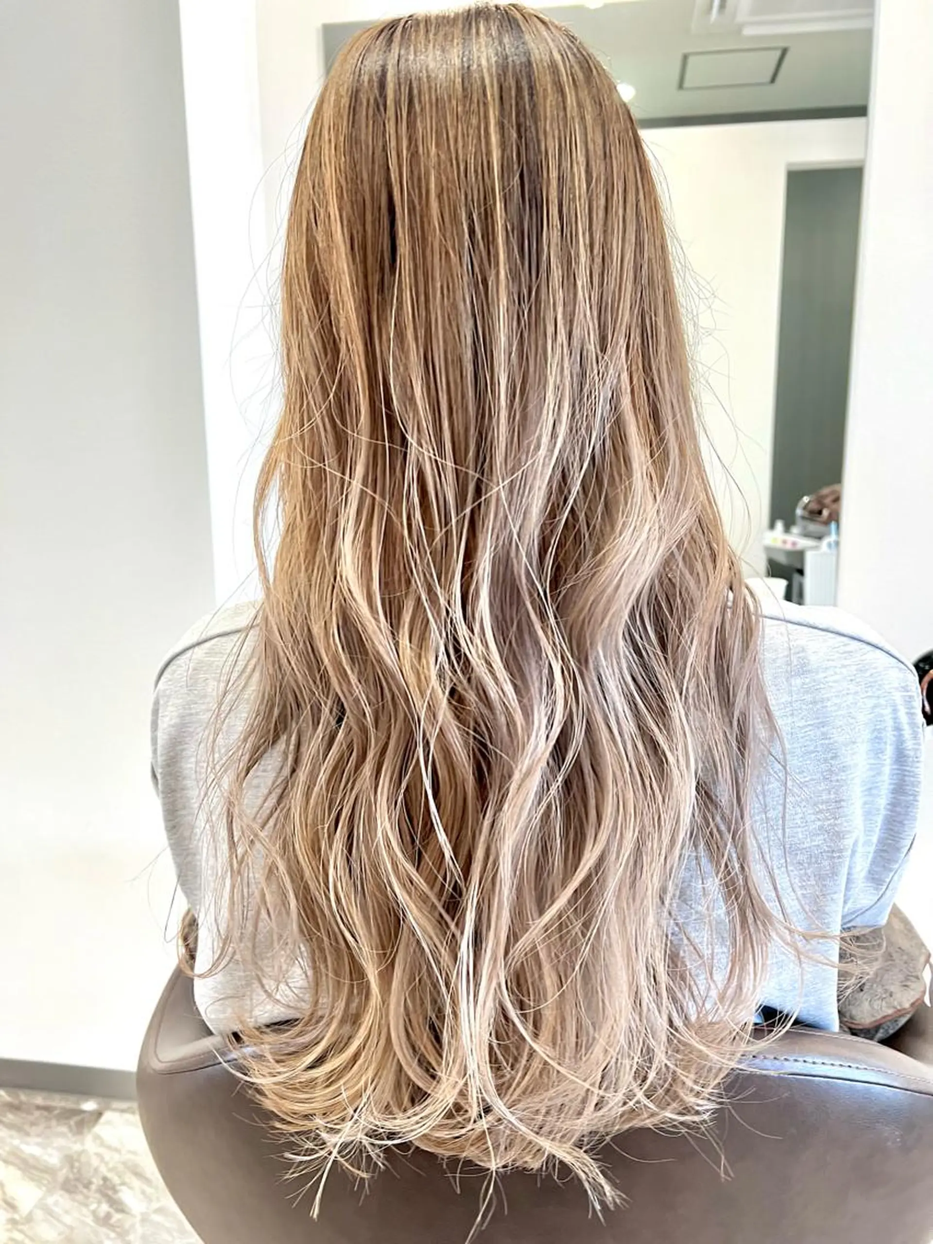 セミロング ハイライト レイヤーカット ヘアカラー ブリーチ毛に縮毛矯正 ✨カラー✨山田 正幸のヘアスタイル