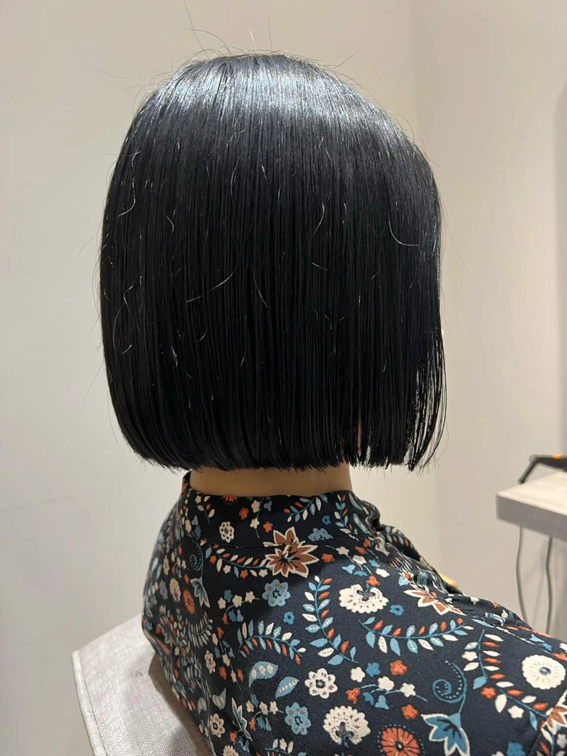 ショート カラー ヘアアレンジ 黒髪 ブルーカラー ブルーブラック ボブ 暗髪カラー🫐パーマ おくだりんかのヘアスタイル