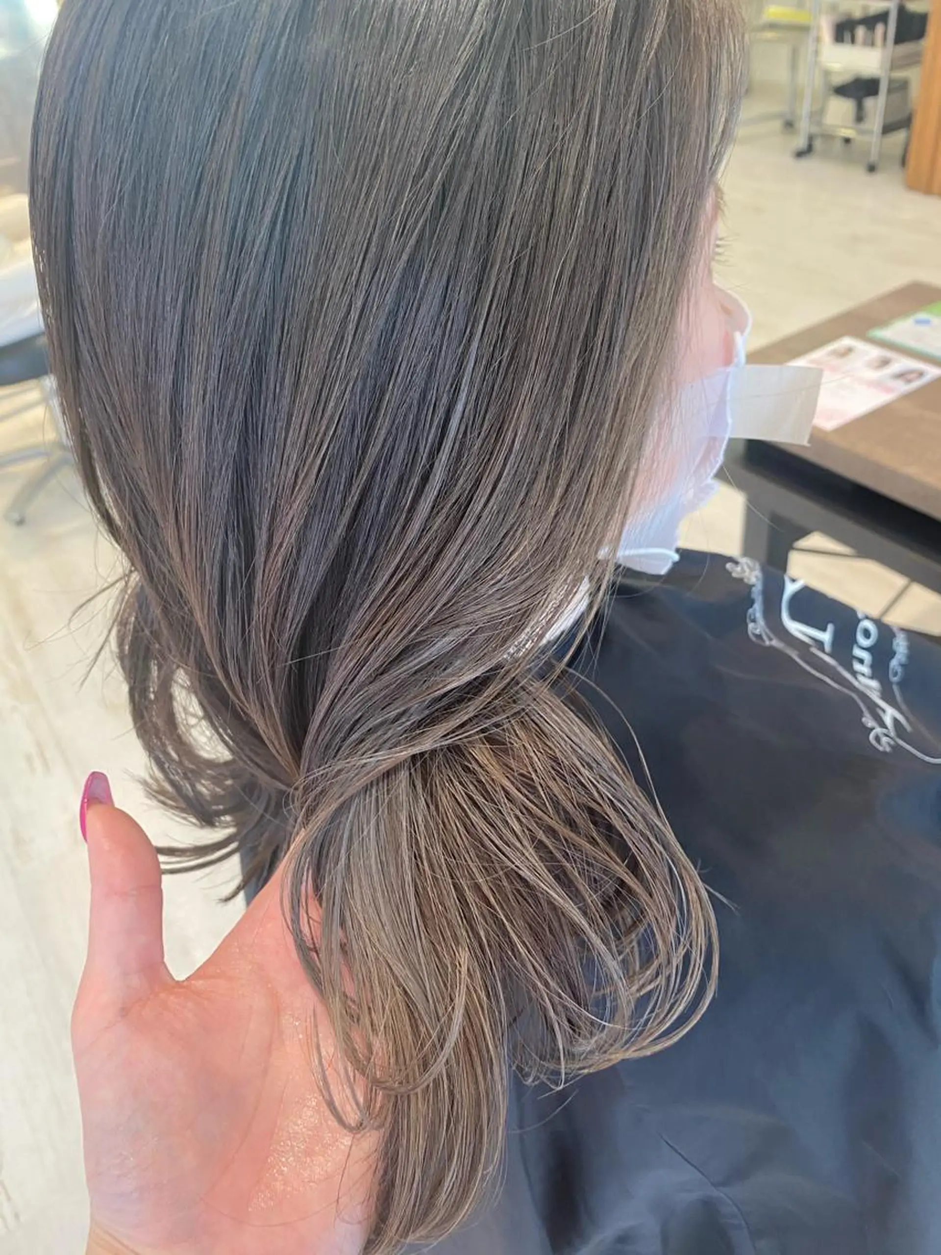 ロング カラー ミストバング ブリーチ 顔周りカット ベージュ/インナー カラー🤍Rieのヘアスタイル