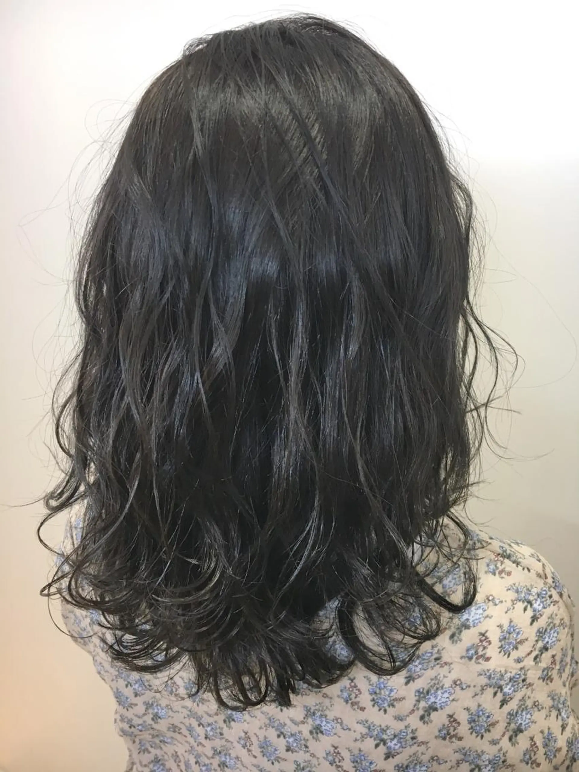 ミディアム カラー アッシュ 黒髪 ブルーカラー ブルーブラック 学生 ヘアカラー 永井 大希のヘアスタイル