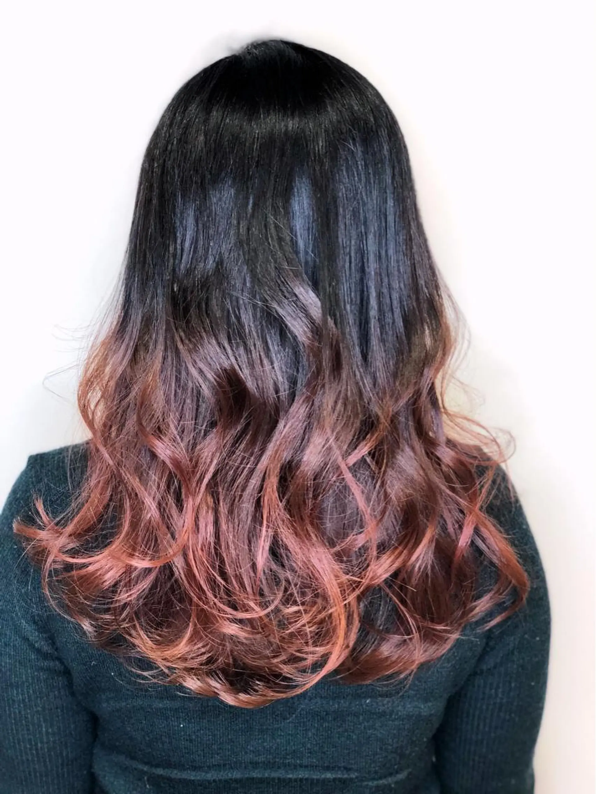 セミロング カラー グラデーションカラー レッドカラー 門田 恭弥のヘアスタイル