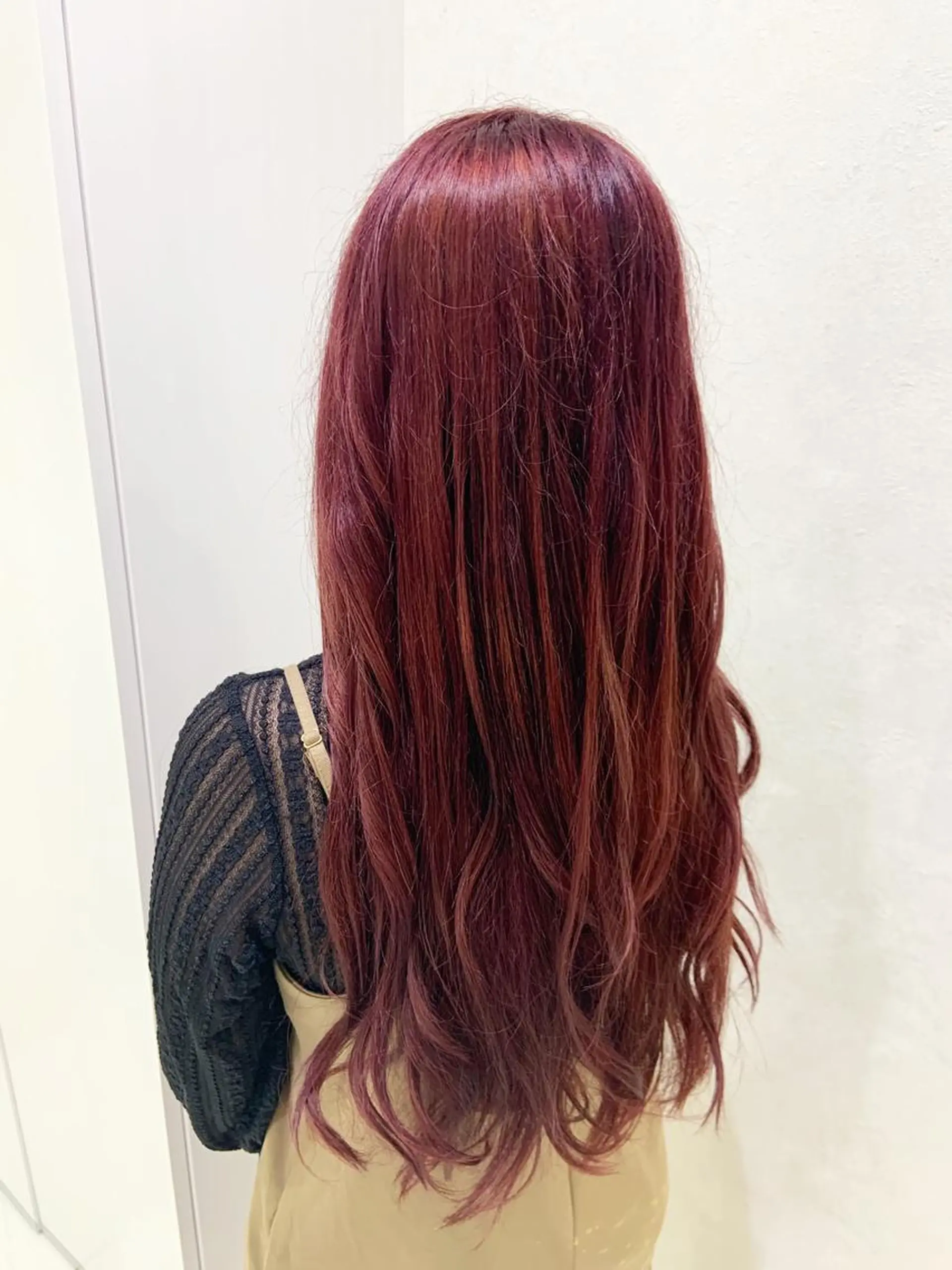 ロング カラー パーマ ヘアアレンジ カシス ピンクカラー ハイトーンカラー🤍 山下 優華のヘアスタイル