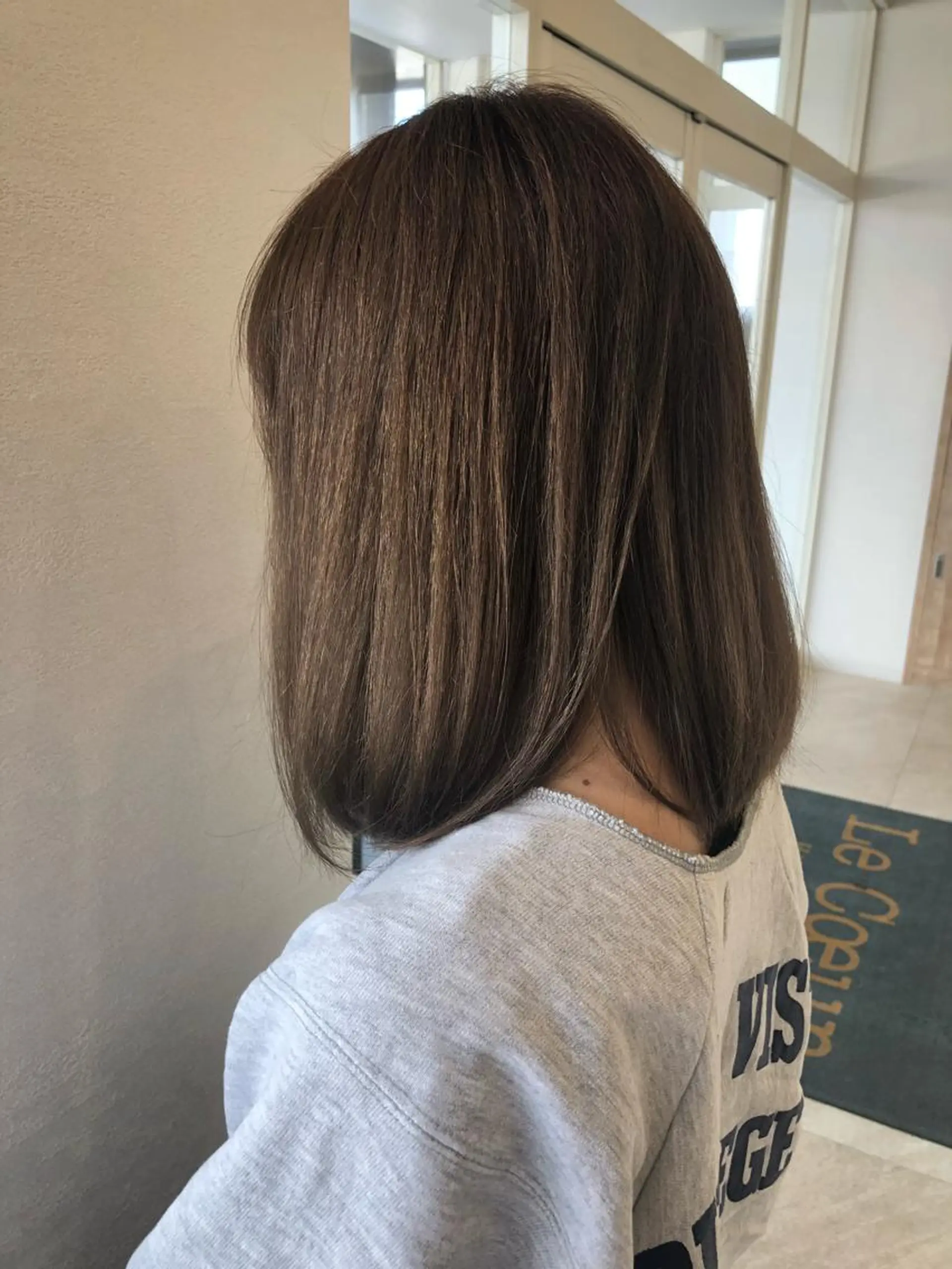 セミロング カラー アッシュ ベージュカラー クーポン お試し価格有り！のヘアスタイル