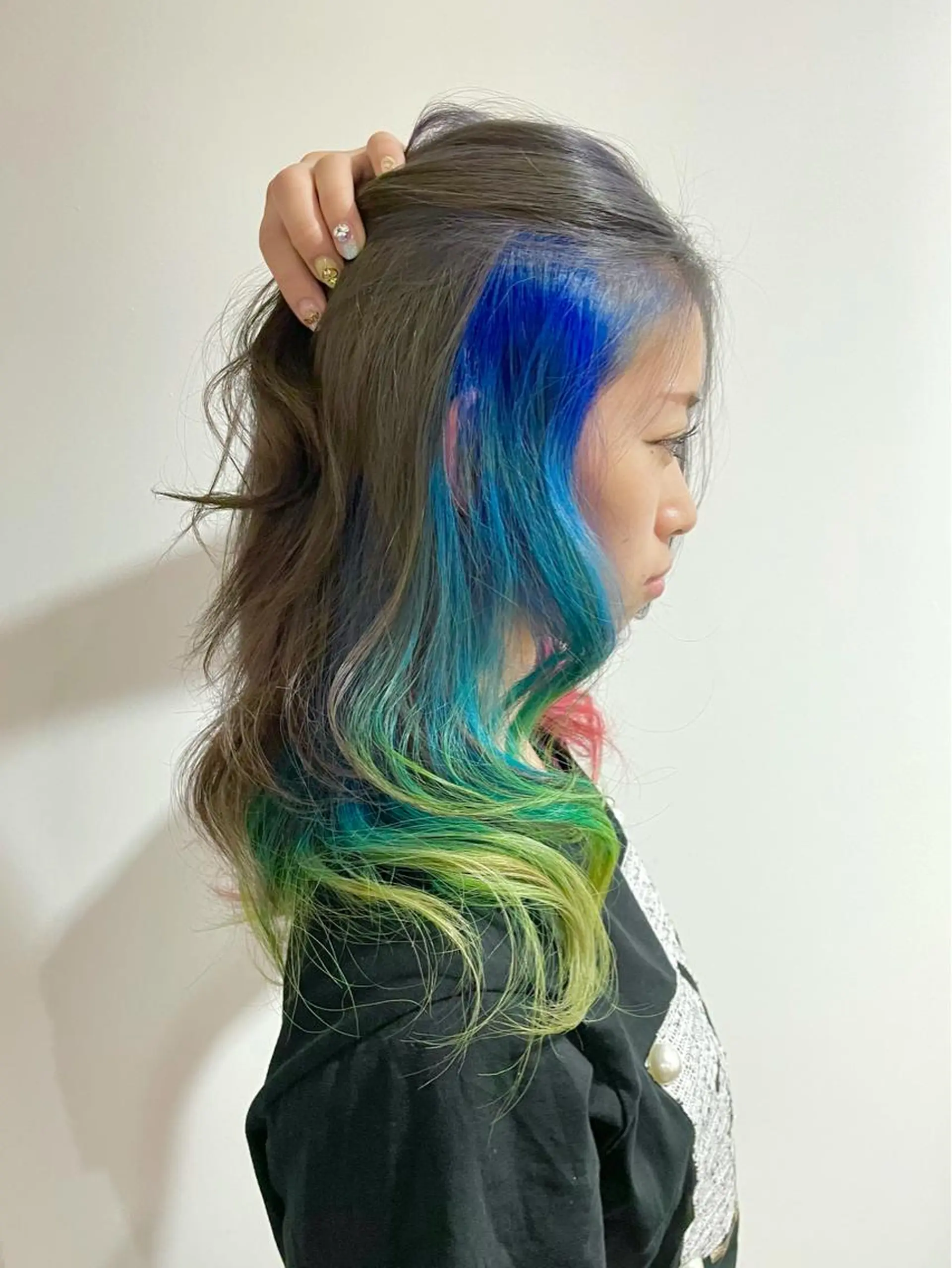 セミロング カラー ヘアアレンジ ブリーチ ダークシルバー デザインカラー グラデーションカラー グレージュ シェアサロン〜糸ito〜所属・Hiro ヒロのヘアスタイル