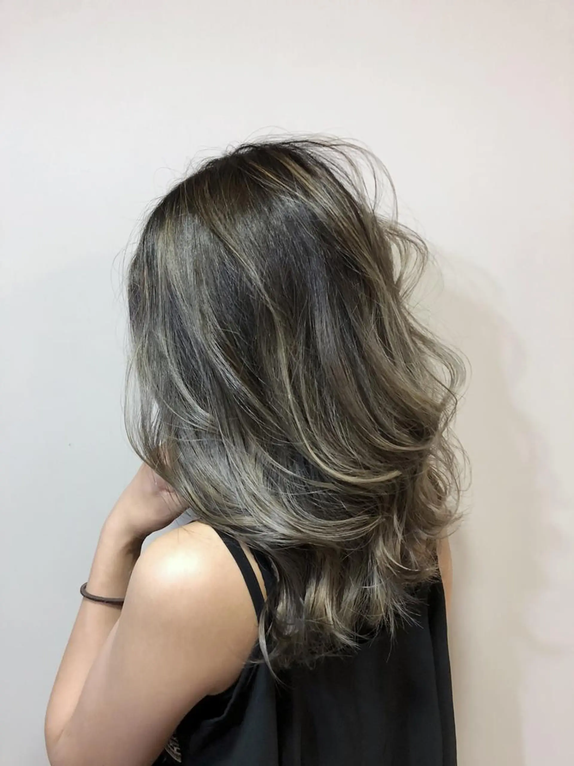 ロング カラー バレイヤージュ ブルーカラー ブルージュ グラデーションカラー ハイライトカラー 小顔カット✨ 透明感カラーのヘアスタイル