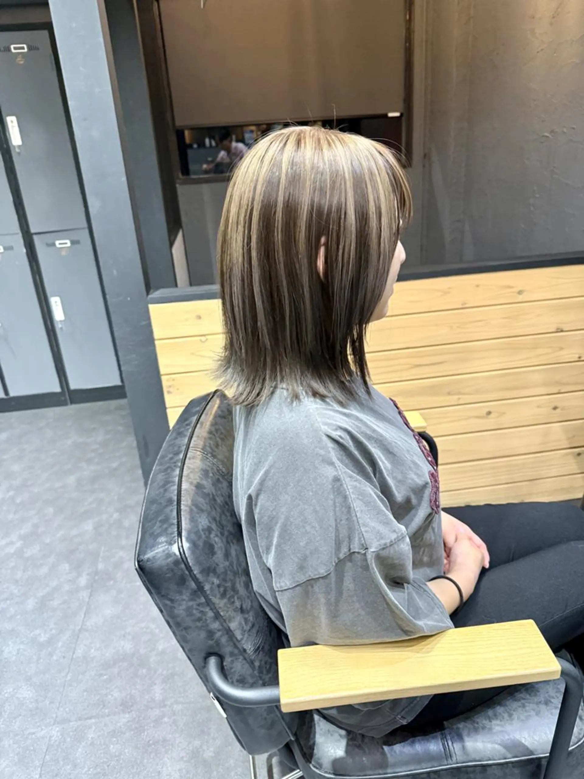 ミディアム カラー ベージュカラー ブリーチ 透明感カラー デザインカラー ホワイトベージュ 一ノ瀬 暁のヘアスタイル