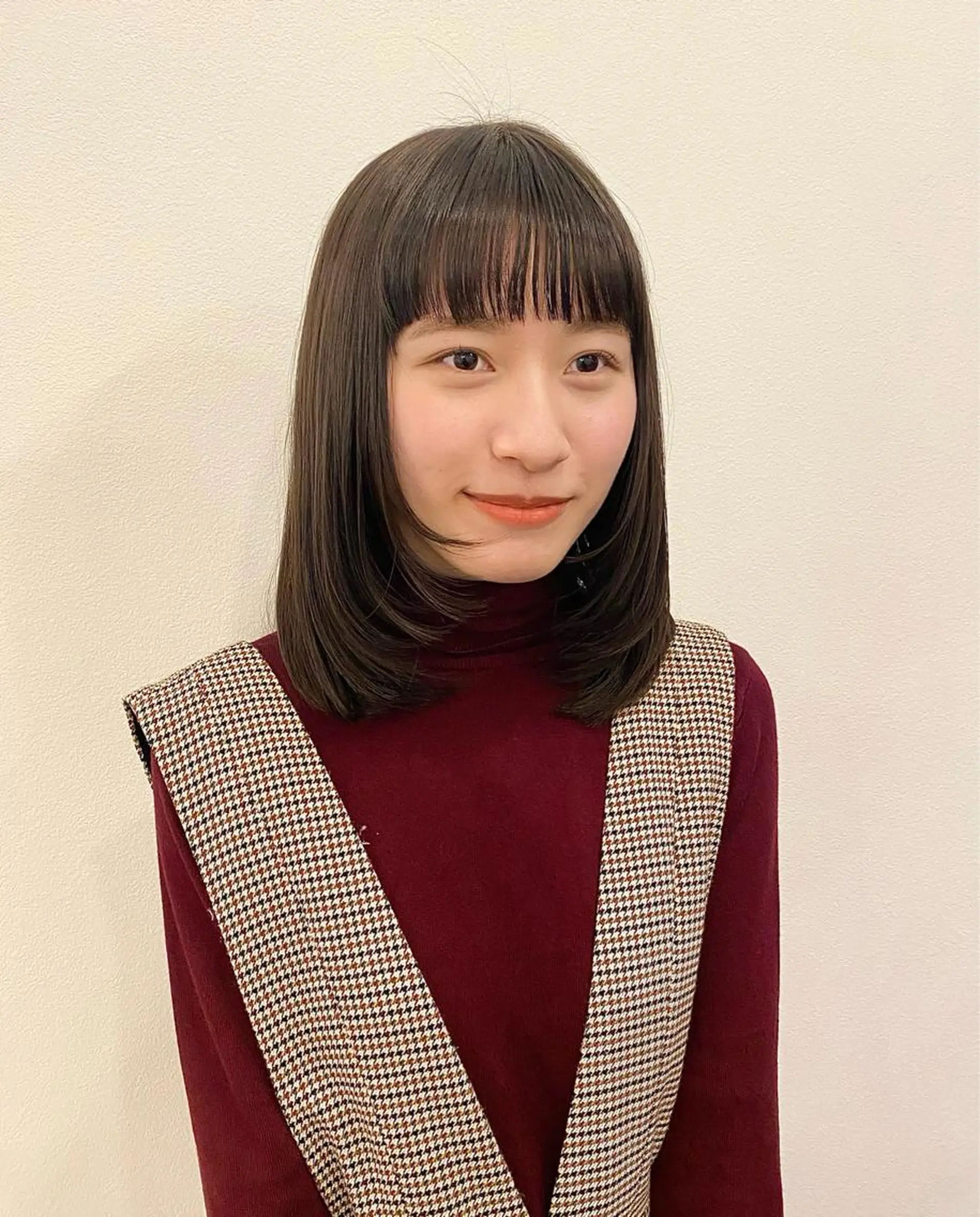 セミロング カラー 顔まわりレイヤー レイヤーカット 林 瑠夏のヘアスタイル