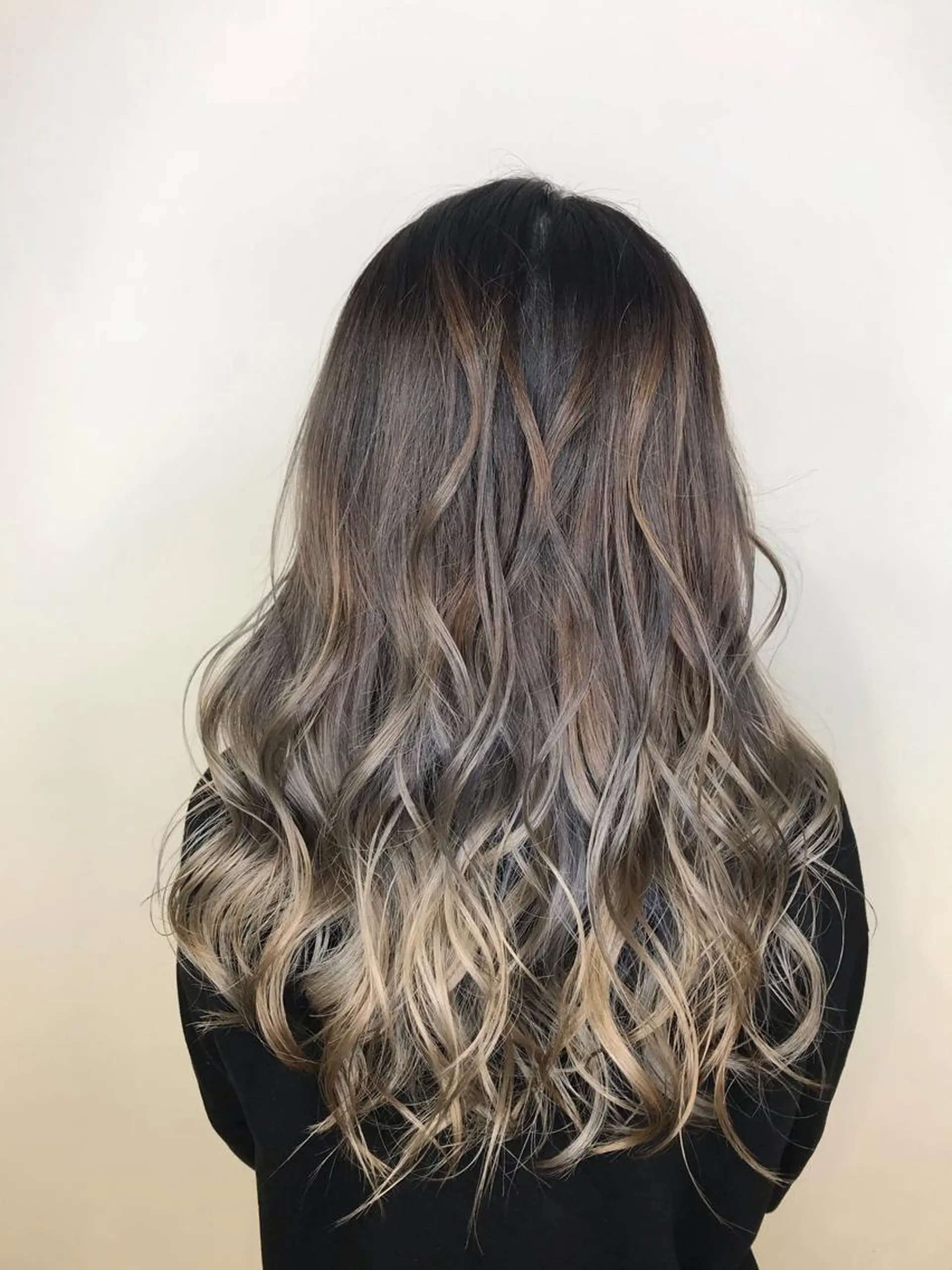 セミロング カラー ブリーチ ケアブリーチ グラデーションカラー ハイライトカラー イルミナカラー AMI Hair  supply所属・髪質改善カラー 韓国風レイヤーのヘアスタイル