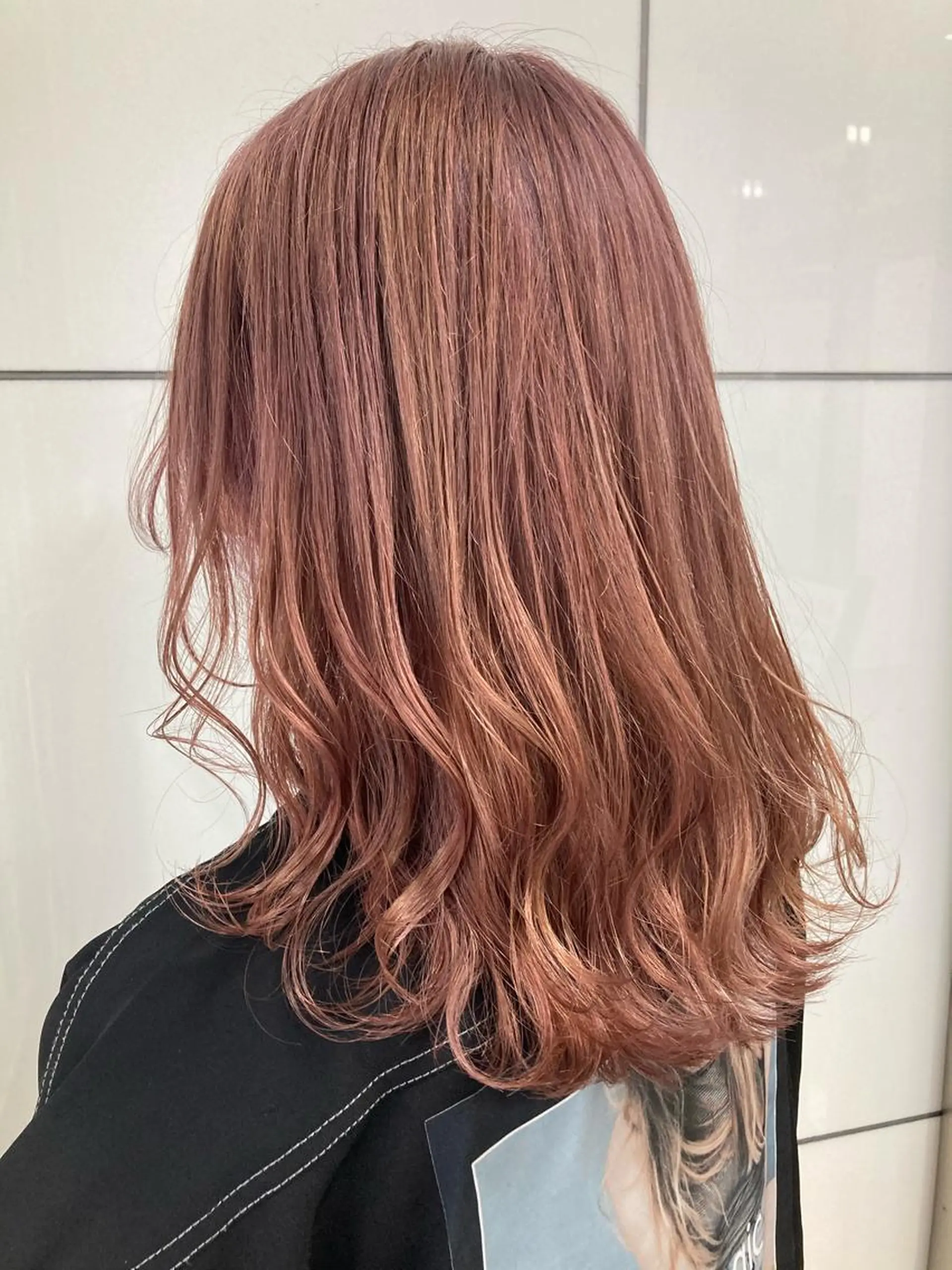 セミロング カラー ベージュカラー ハイトーンカラー ピンクカラー ピンクベージュ ヘアカラー 髪質改善/痛ませ ないカラー/西村航大のヘアスタイル