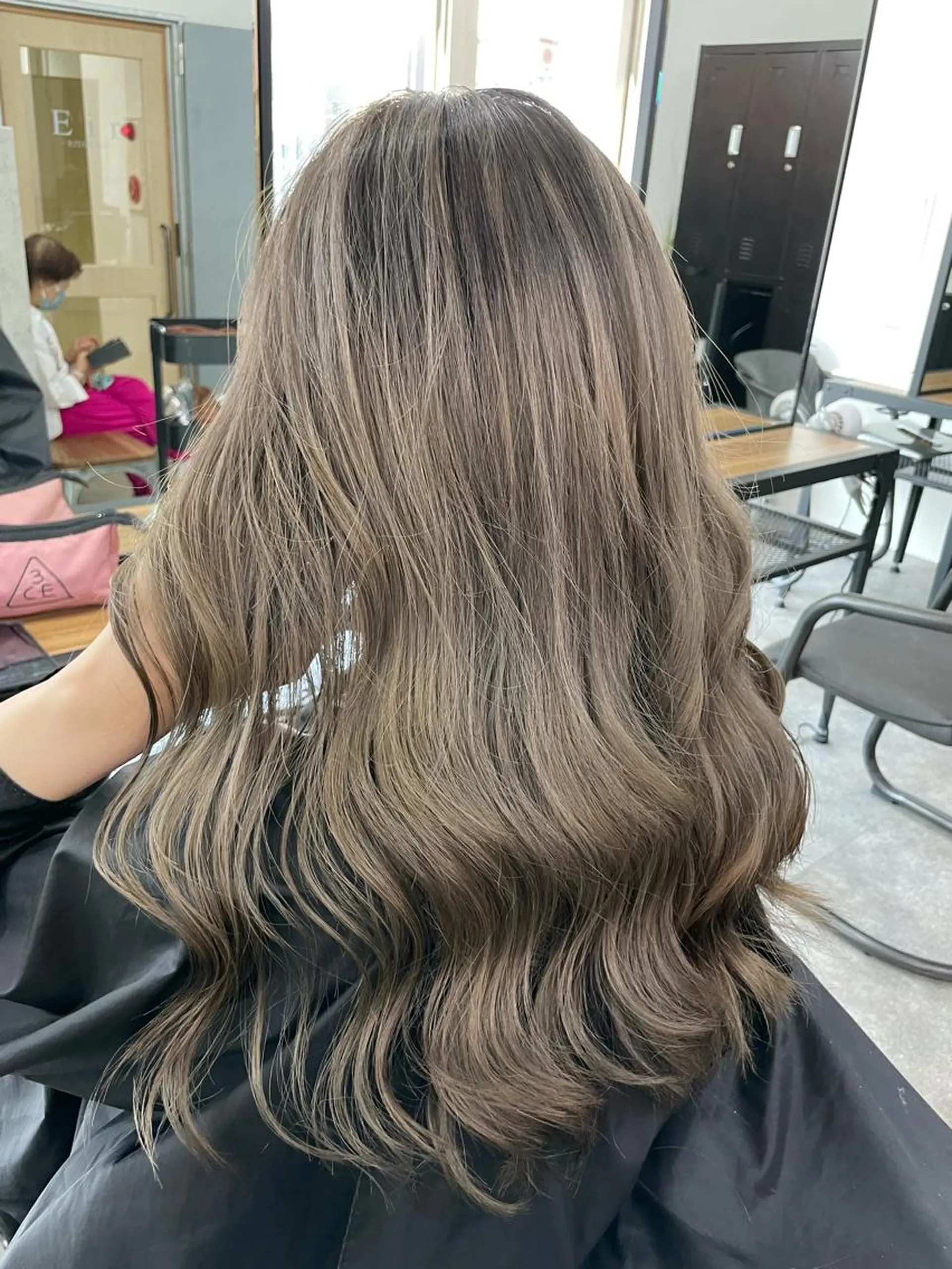 セミロング カラー パーマ ヘアアレンジ メンズ キッズ ネイル マツエク・マツパ メンズバレイヤージュ メンズブリーチ センターパート フェードカット メンズハイライト メンズ特化 しゅうへいのヘアスタイル