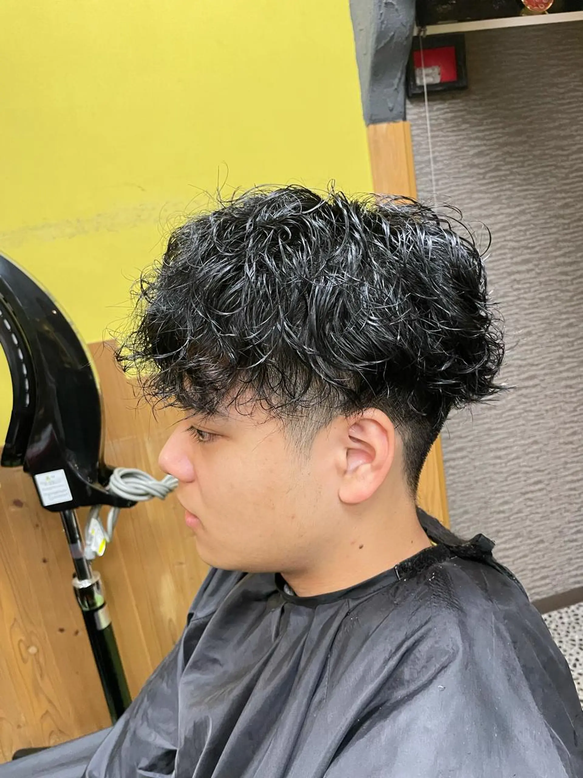 ショート パーマ メンズ マッシュ メンズパーマ 刈り上げ くせ毛 スパイラルパーマ カット パーマ デザインカラー🏝️ 須賀汐音のヘアスタイル