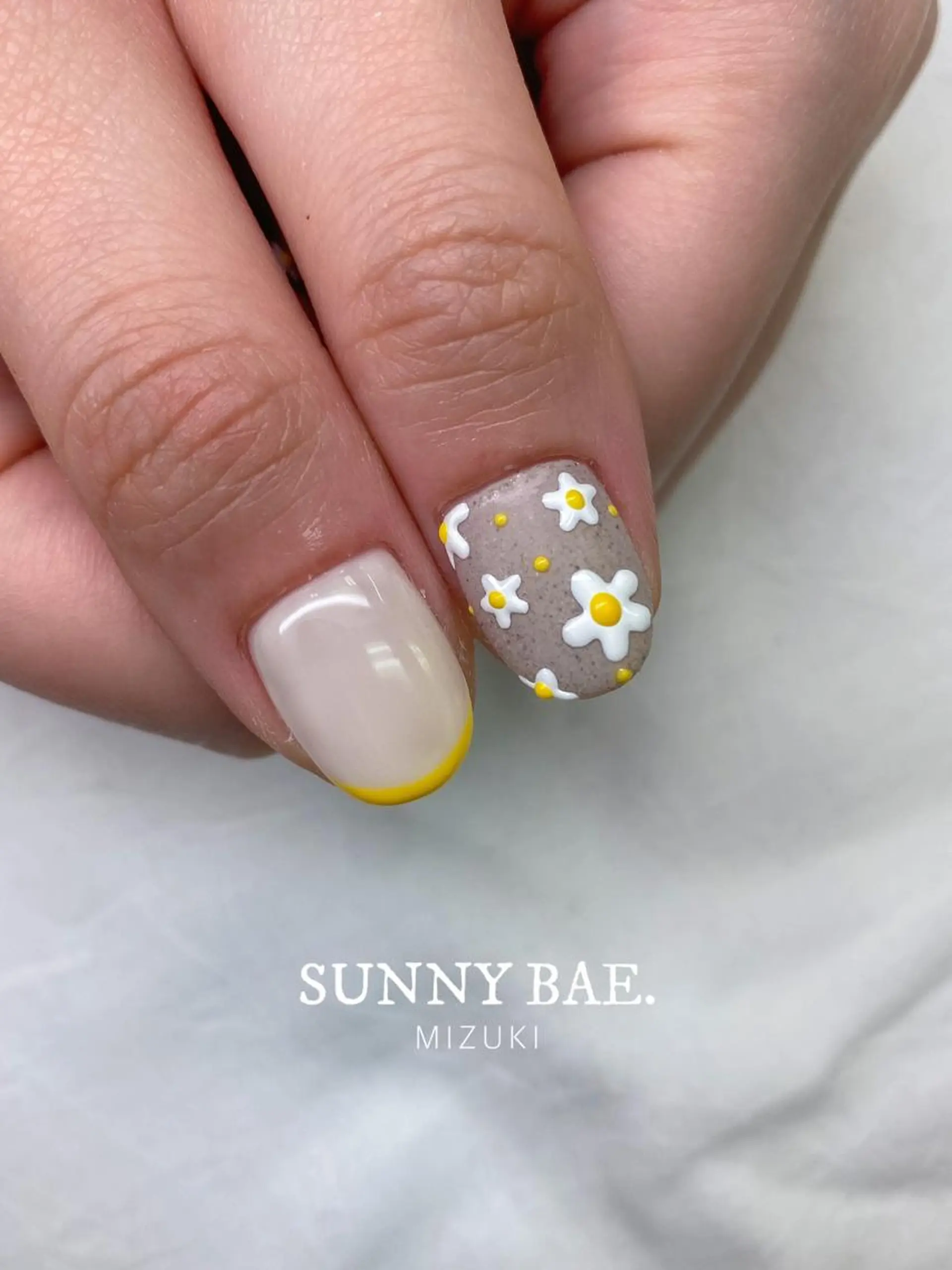 ネイル フラワーネイル フレンチネイル ぷっくりネイル 春ネイル 夏ネイル SUNNY BAE. 🌼MIZUKIのネイルデザイン
