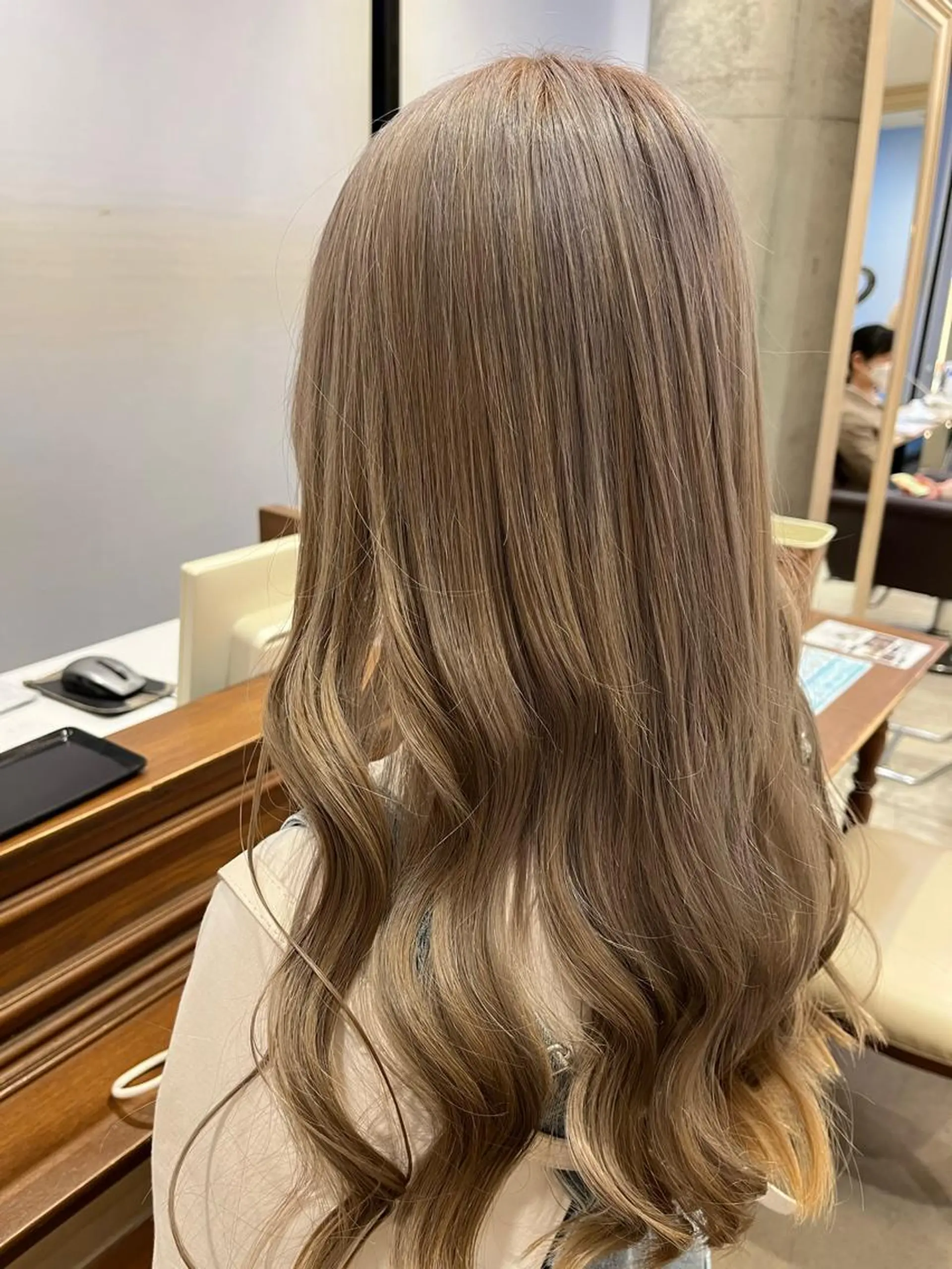 ロング カラー ベージュカラー ヘアカラー トリートメント サソウ ユリエ🥥のヘアスタイル