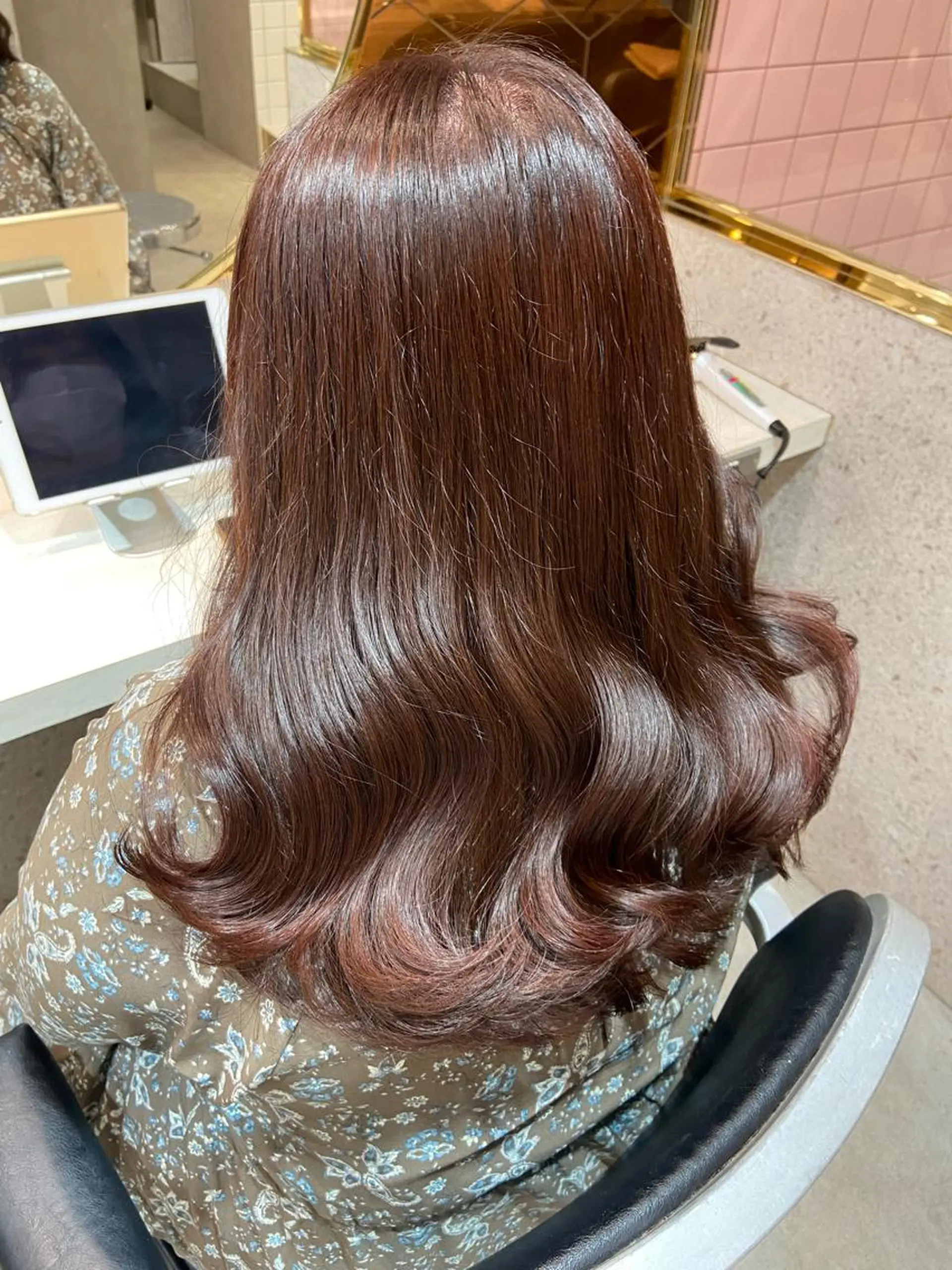 ミディアム カラー ブリーチ ブラウンカラー チョコレートブラウン ブリーチなしカラー ピンクカラー 新宿/韓国ヘア 中明度カラー/かやのヘアスタイル