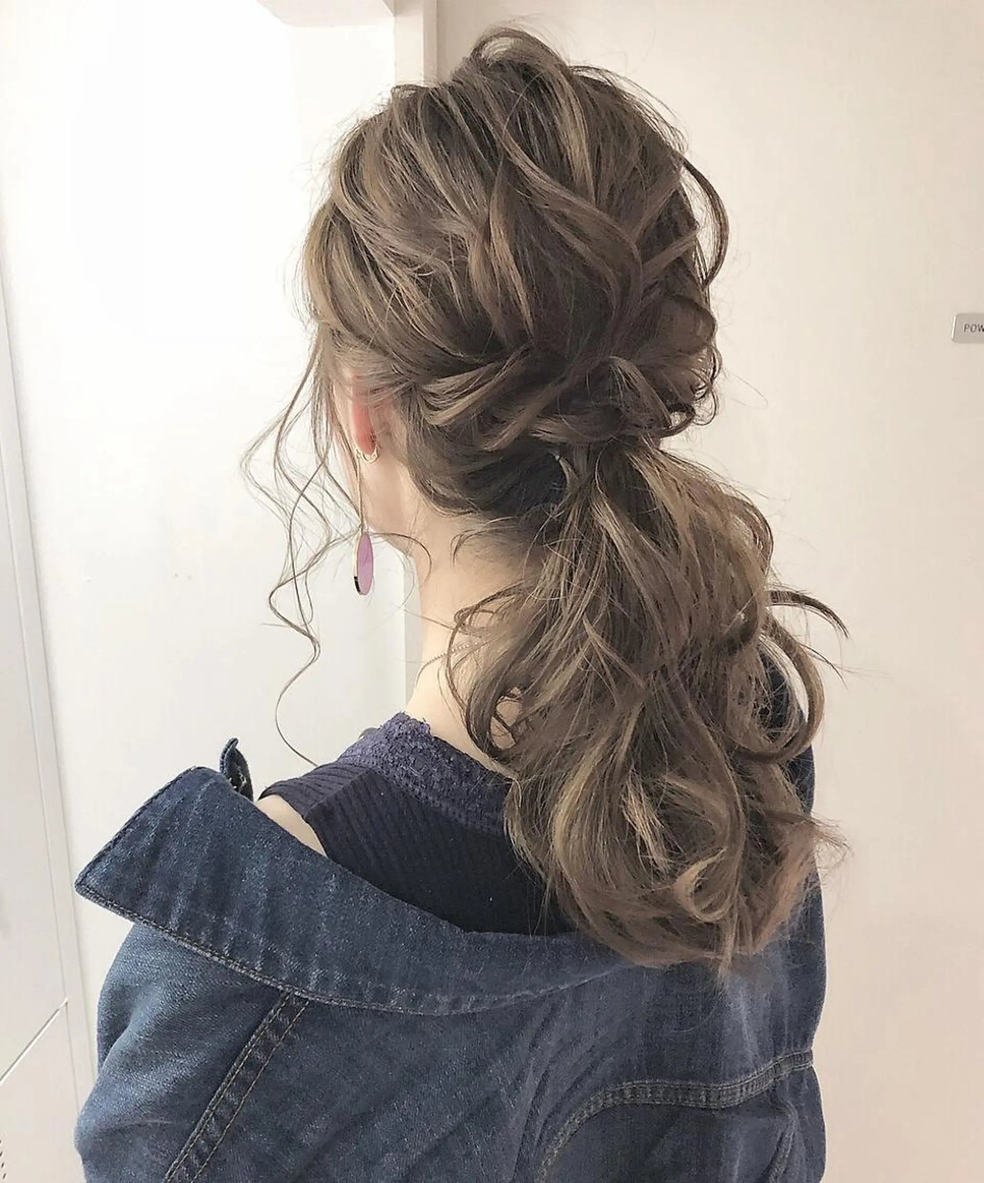 セミロング カラー ヘアアレンジ ポニーテール ブリーチ ケアブリーチ グレージュ オリーブグレージュ ヘアカラー トリートメント autre所属・大久保 ひでなりのヘアスタイル