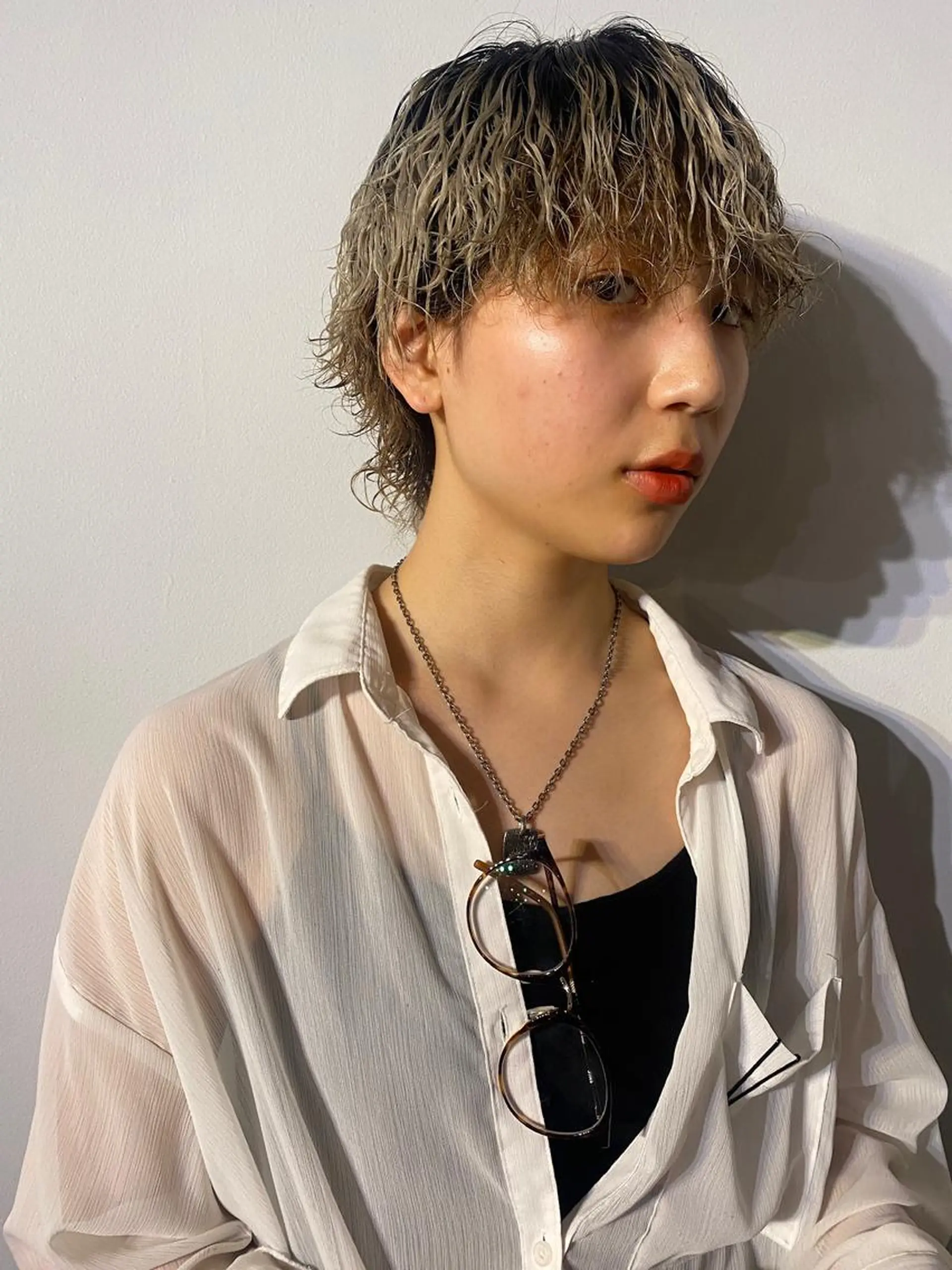 ミディアム カラー パーマ メンズ ミディアムパーマ メンズブリーチ コンマヘア フェードカット メンズハイライト 🔹YUTA🔹 メンズパーマのヘアスタイル