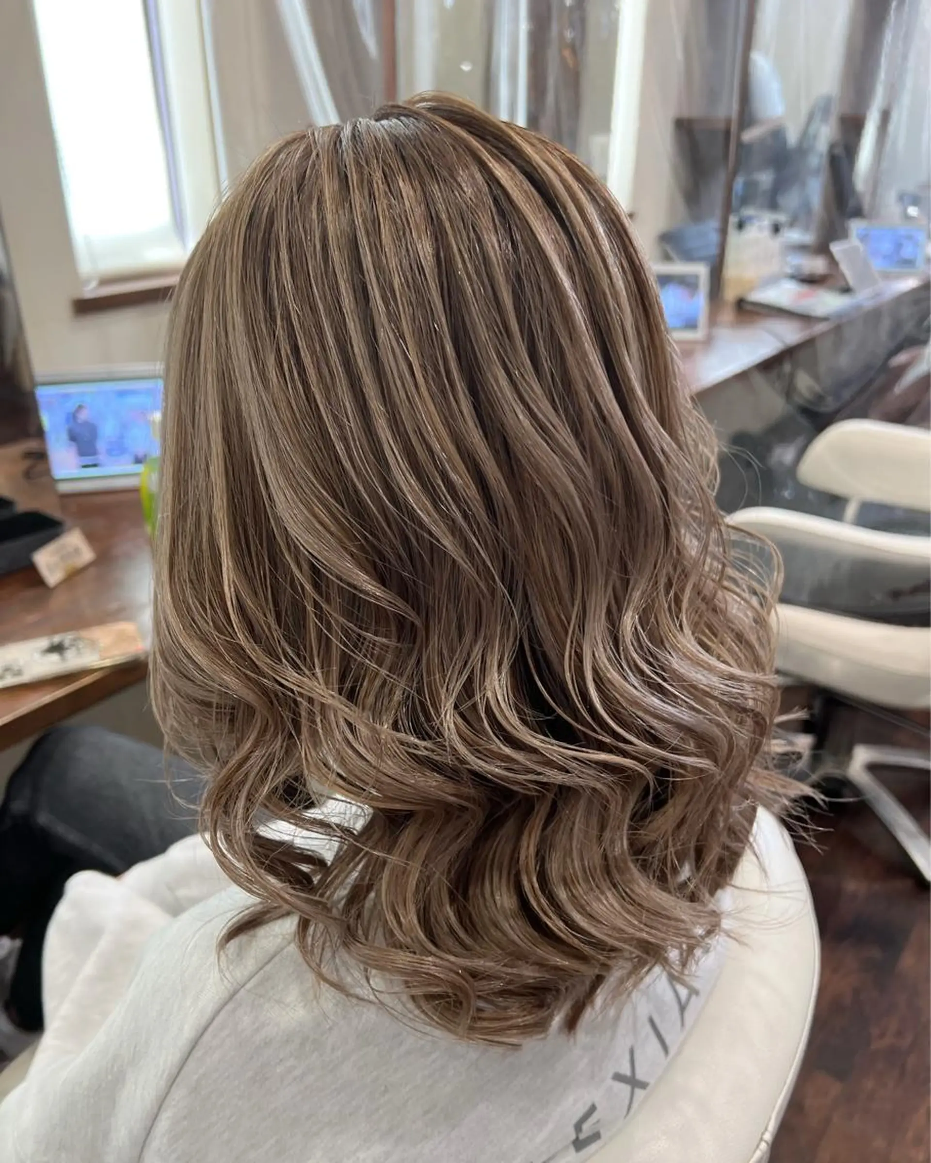 セミロング カラー ベージュカラー ハイライトカラー ホワイトベージュ ハイライト 【豊橋・美容室】KIHACO豊橋店所属・【豊橋・美容室】 廣田健一のヘアスタイル