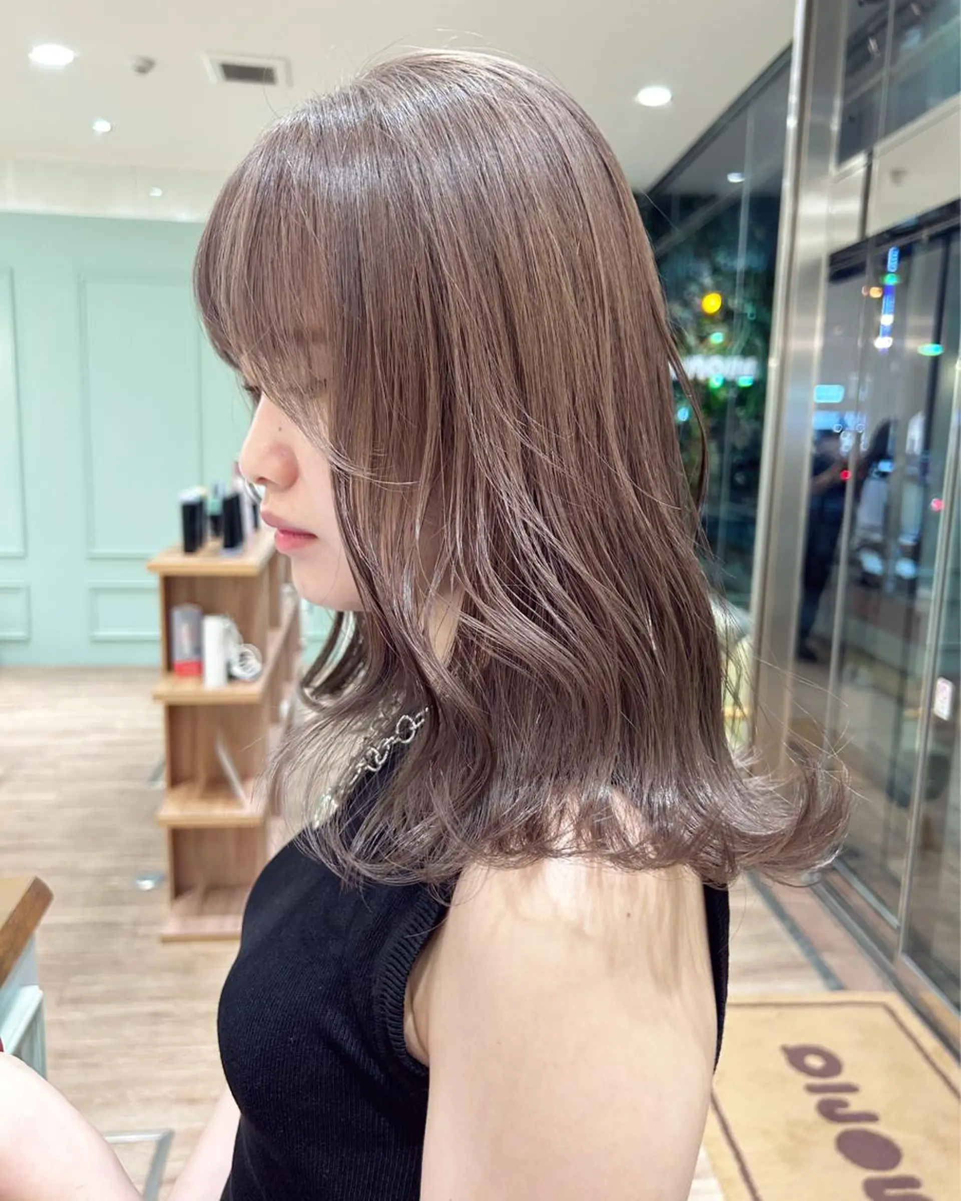 ミディアム カラー ベージュカラー ブリーチ ケアブリーチ グレージュ ミルクティーベージュ ヘアカラー トリートメント ケアブリーチ 坪井佑樹のヘアスタイル