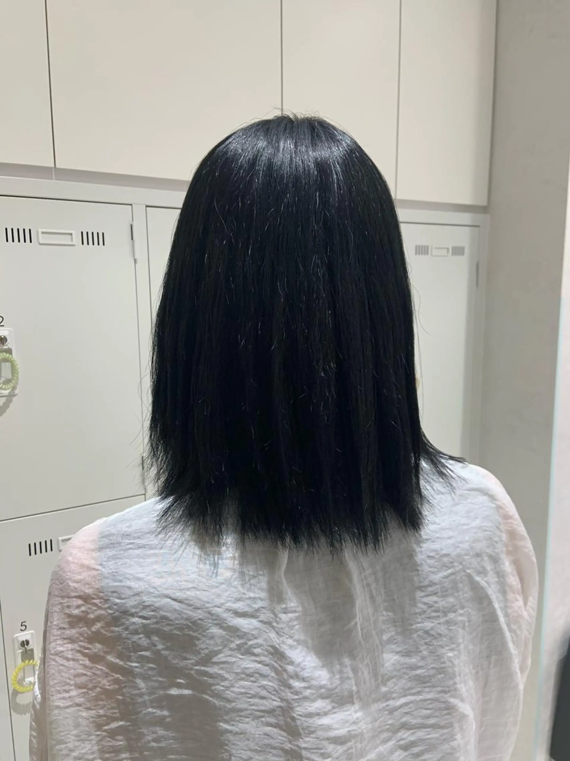 ミディアム カラー パーマ 黒髪 ブルーカラー ブルーブラック 縮毛矯正 ハイトーンカラー🤍 山下 優華のヘアスタイル