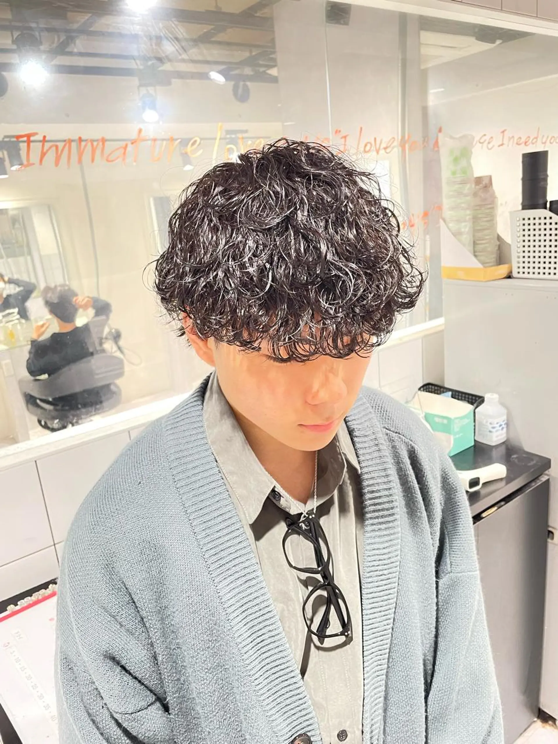 ショート カラー パーマ ヘアアレンジ メンズ アイブロウ メンズブリーチ センターパート メンズハイライト メンズハイトーン マッシュウルフ カット パーマ トリートメント ヘッドスパ ヘアセット スパイキー/フェザー /波巻き/かいとのヘアスタイル