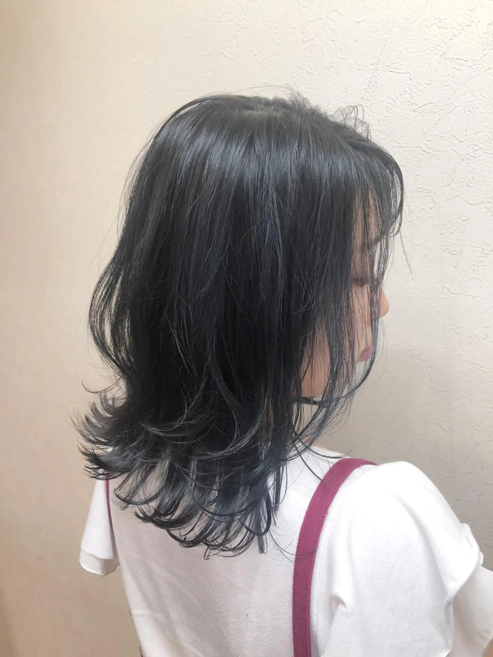 ミディアム カラー ブルーカラー ネイビーカラー ウルフカット 工藤 綾華のヘアスタイル