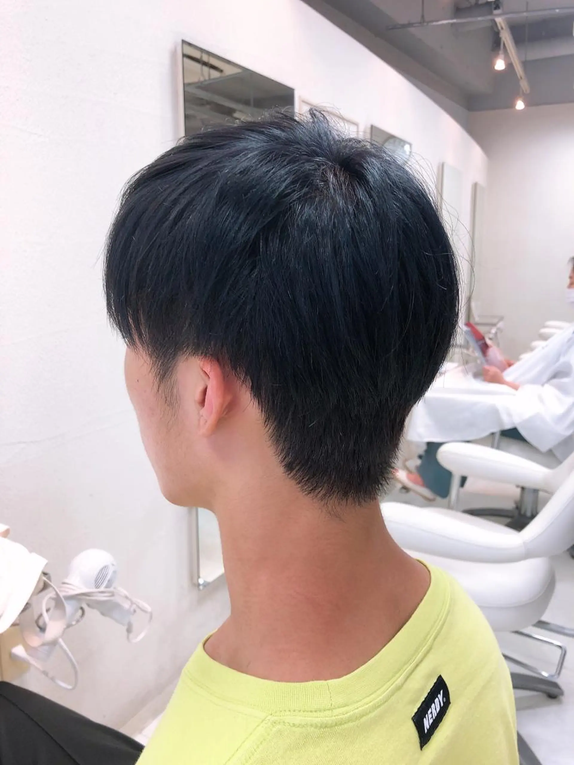 カラー メンズ メンズブリーチ 黒髪 ブリーチ ブルーカラー ブルーブラック ヘアカラー 阿部 美咲のヘアスタイル