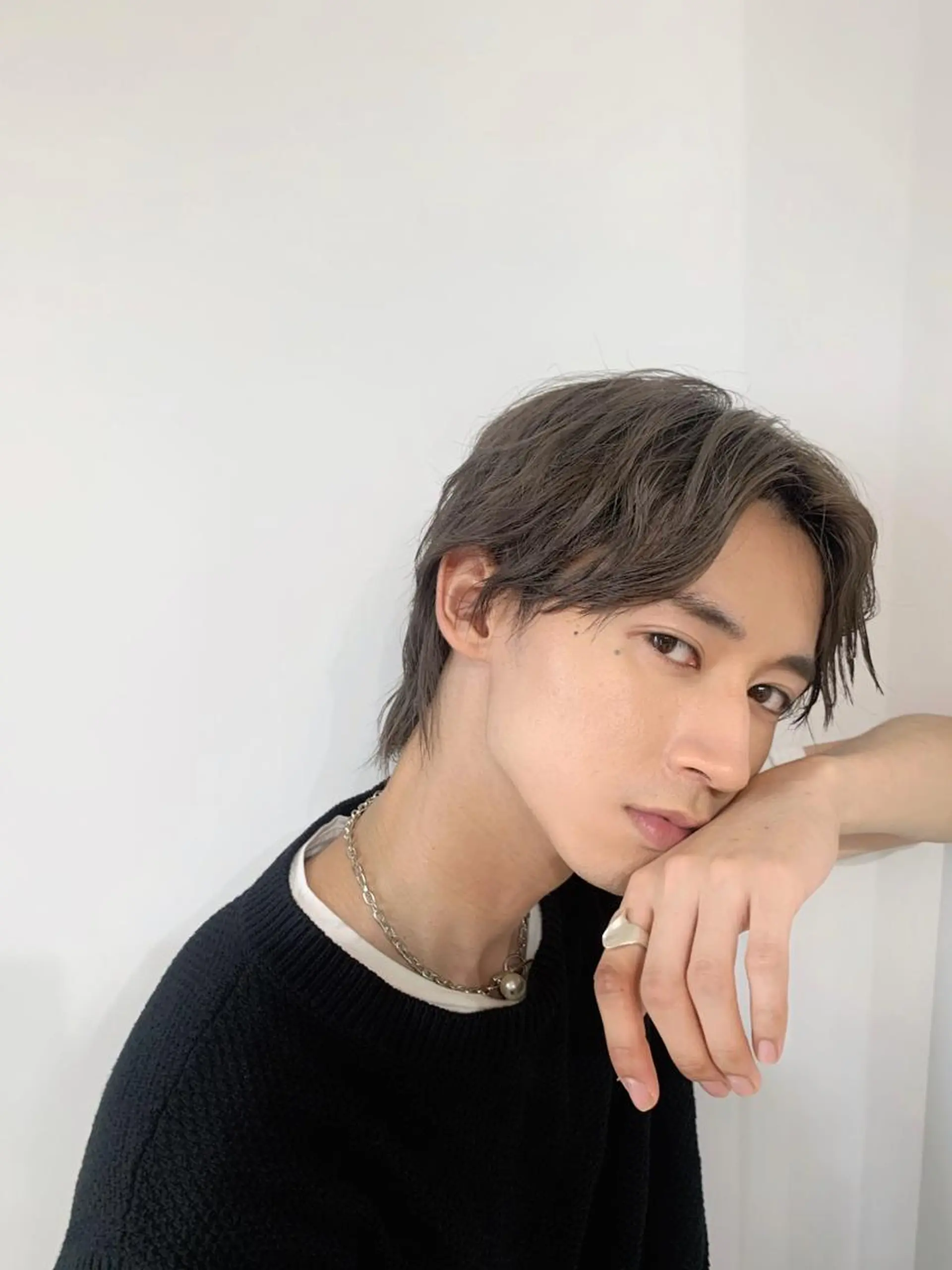 ミディアム パーマ メンズ ミディアムパーマ メンズブリーチ センターパート フェードカット メンズハイライト メンズStylist 山根慧のヘアスタイル