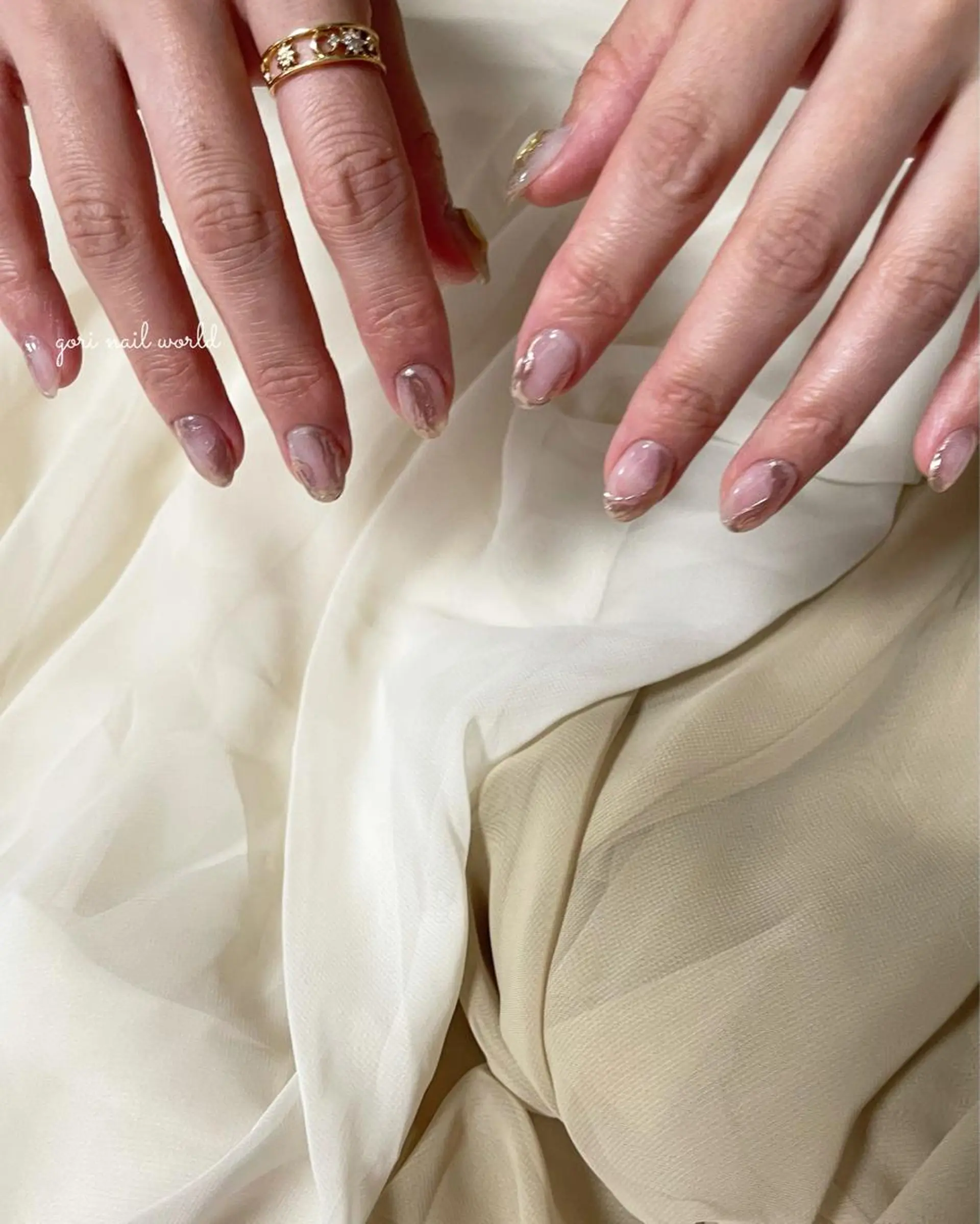 ショート ネイル ショートヘア ブラウン カジュアル ジェルネイル マグネットネイル 𝐠𝐨𝐫𝐢 𝐧𝐚𝐢𝐥のネイルデザイン