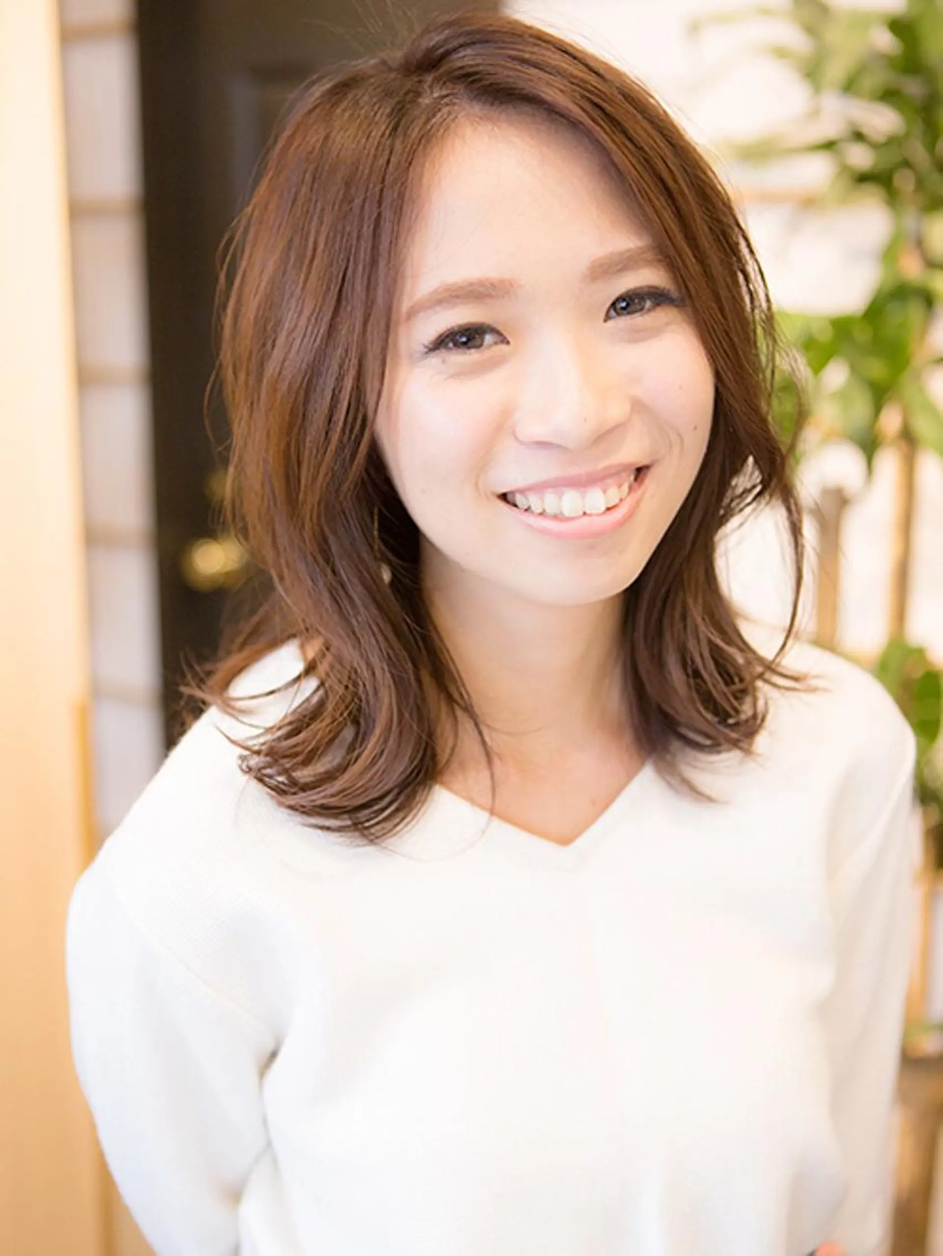 ミディアム レイヤーカット 外ハネヘア カット ヘアカラー トリートメント KAJI MANAMIのヘアスタイル