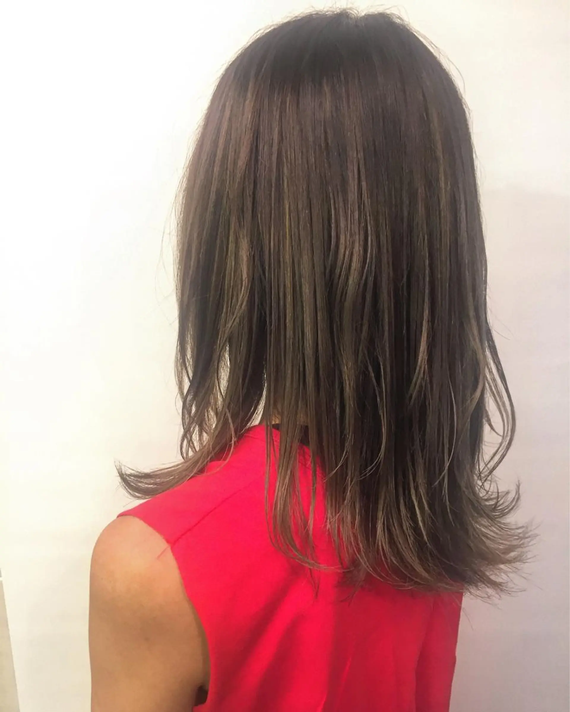 ミディアム カラー アッシュ アッシュグレー アッシュグレージュ グラデーションカラー グレージュ 齋藤 咲のヘアスタイル