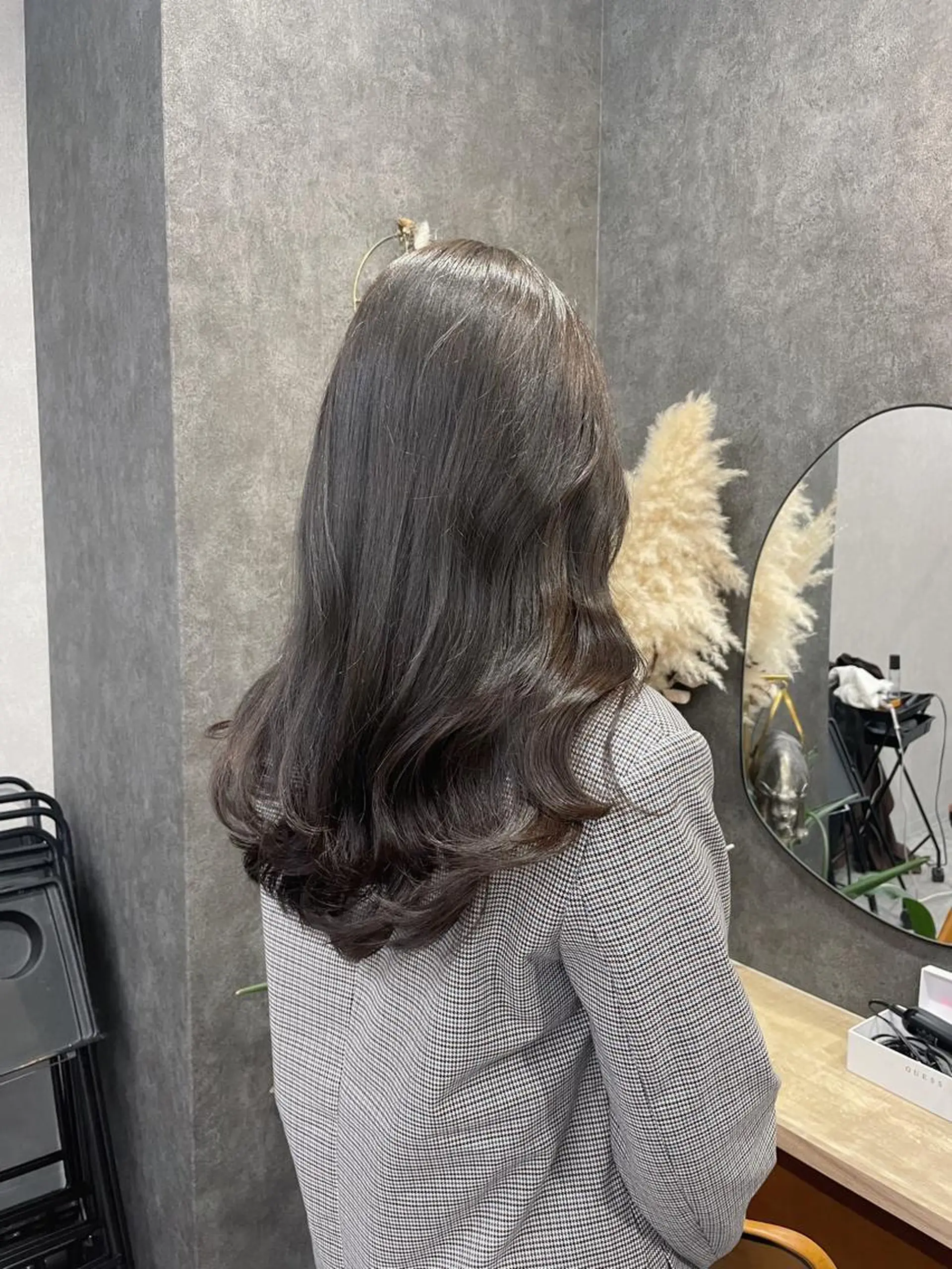 セミロング カラー グレージュ いなみね はるきのヘアスタイル