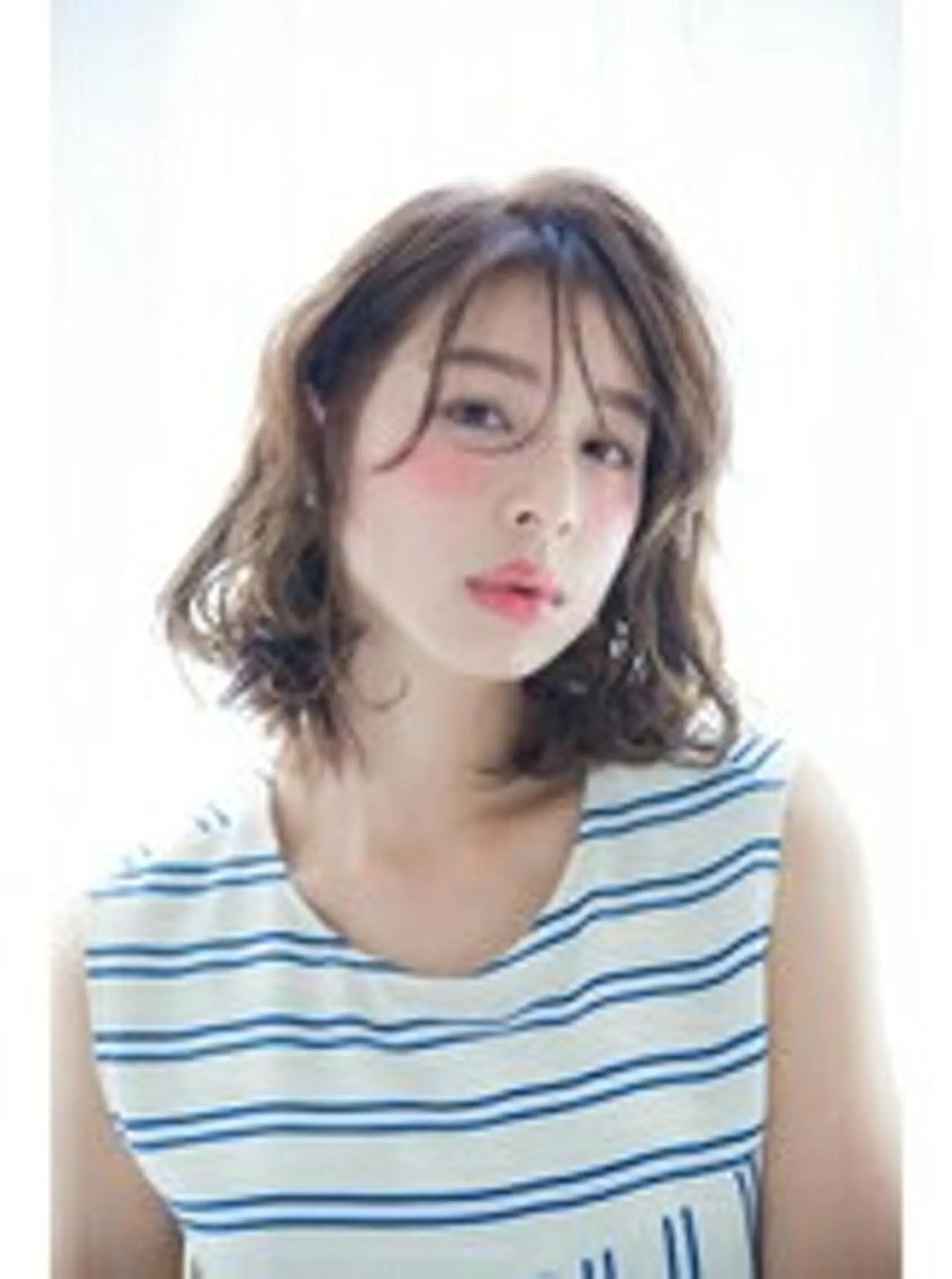 ミディアム カット ヘアカラー トリートメント ＦＵＮＩＣ ファニックのヘアスタイル